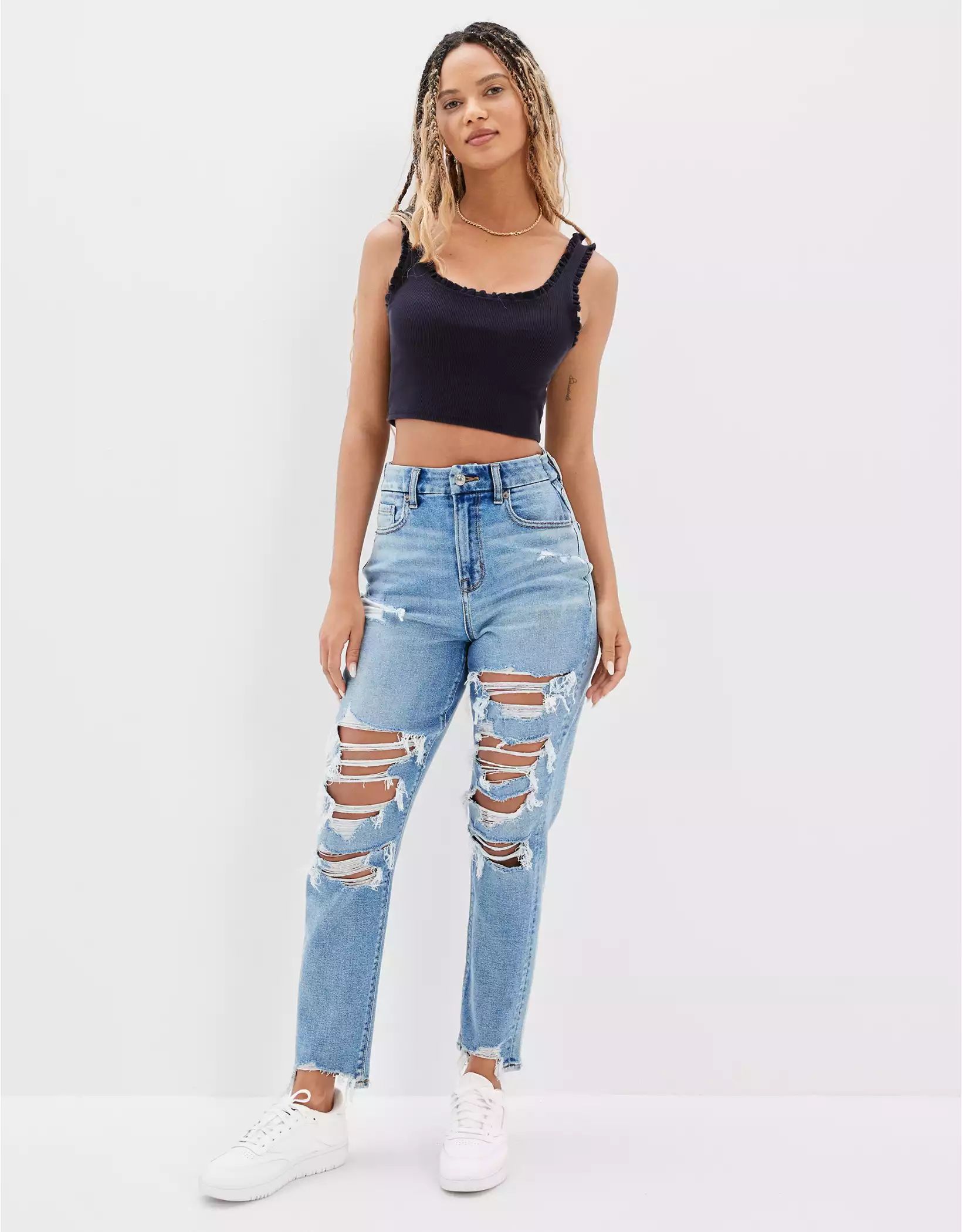 Juliana  is 5' 7"(1.7 m), wearing size 2 long | American Eagle Outfitters (US & CA)