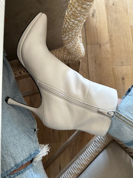My go to white booties lately! 

Dressupbuttercup.com 

#dressupbuttercup