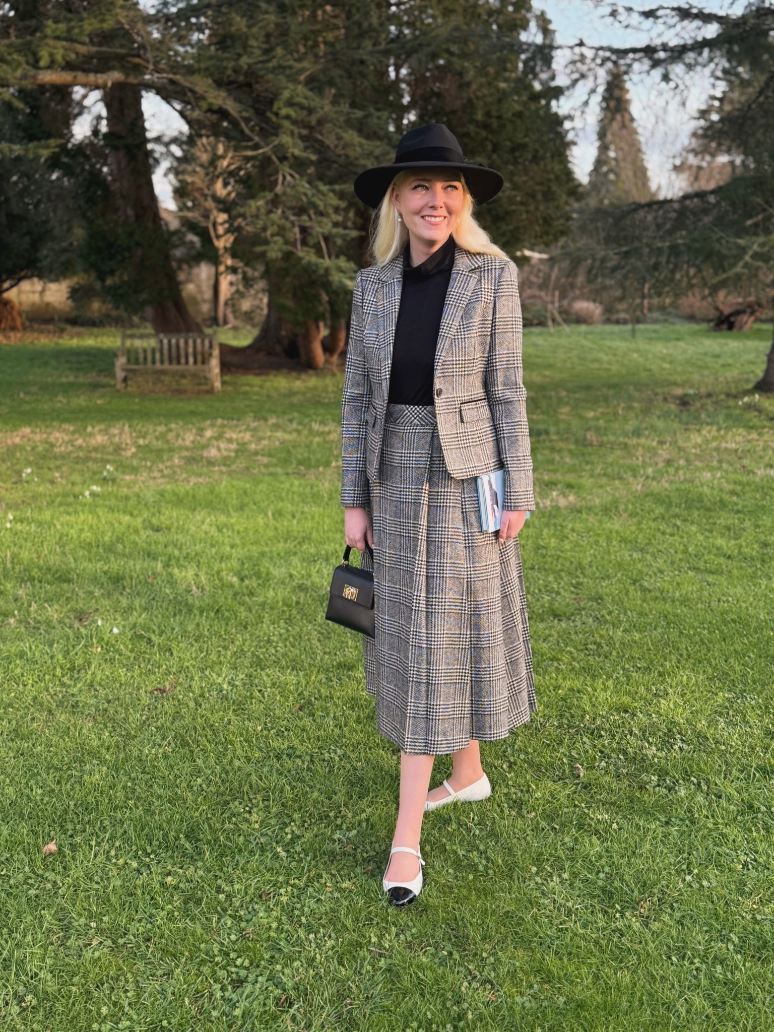 Happy Fedora Friday! I love my new hat - a fab Christmas present from my auntie. 

Outfit Details:
Jacket suit and jersey roll neck @hobbslondon 
Oxley Fedora in black @hicksandbrown 
Two tone toe cap Mary Jane flats @alohas 
1927 mini top handle bag @furla 
Pearl drop earrings @dowerandhall 
Make-up @diorbeauty

#LTKeurope #LTKwinter #LTKuk