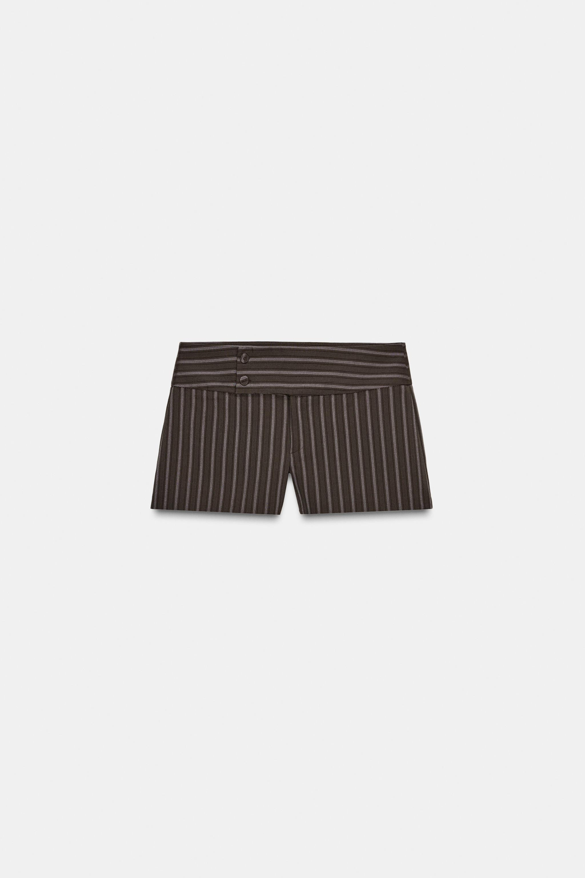 Low-rise shorts with a wide waist. False rear welt pockets. Front zip fastening with an inside bu... | Zara DE