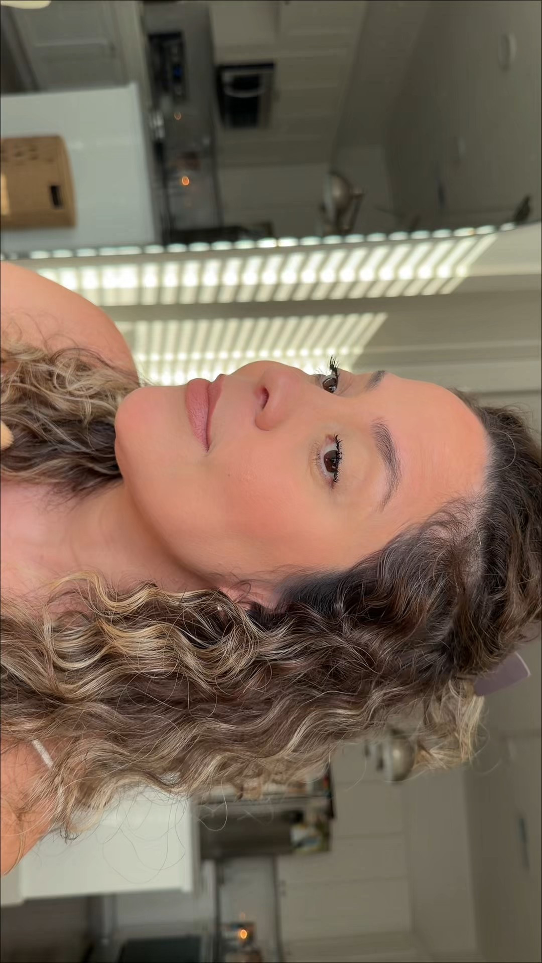 “Estoy sanando.”
“Estoy con ella por los niños.”
“Somos novios, pero desmóntate antes de llegar.”
“Te presento como una amiga.”

Si suena confuso… es porque lo es. 🚩

No romantices lo que claramente es falta de claridad.
Un hombre que te quiere no te esconde, no te acomoda y no te mantiene en pausa.

Y mientras hablamos de estándares… este makeup está dando energía de mujer que ya no acepta migajas 💄✨

Todo lo que usé está en mi storefront.
Comenta “red flag” y te paso el link directo.

Ahora dime tú 👇
¿Qué otra red flag no deberíamos permitir?
Las leo para parte 2.


#LTKgrwm #LTKmomlife #LTKdayinmylife