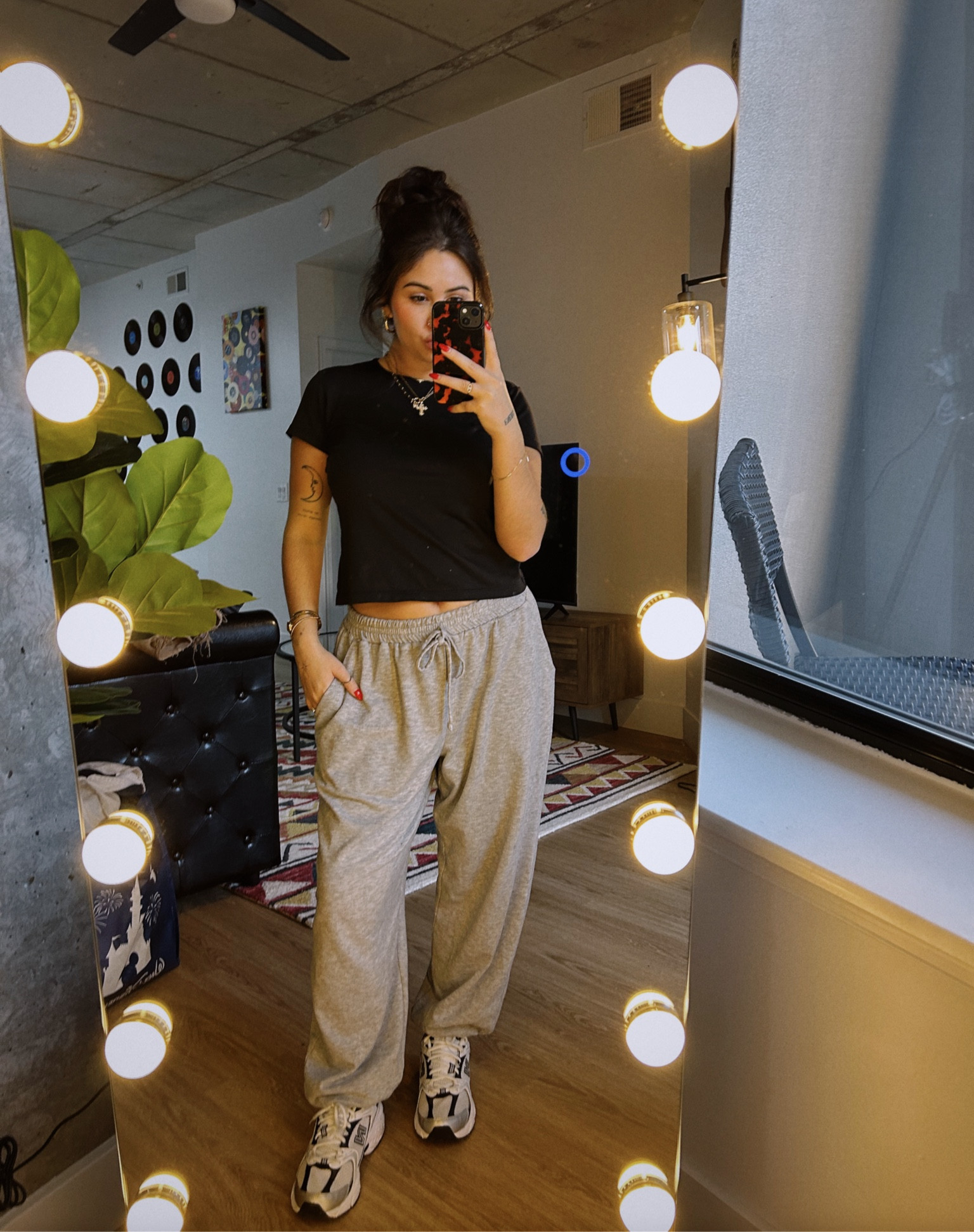 cozy n comfy ootd 🕸️





Gray sweatpants new balance outfit travel airport fit 