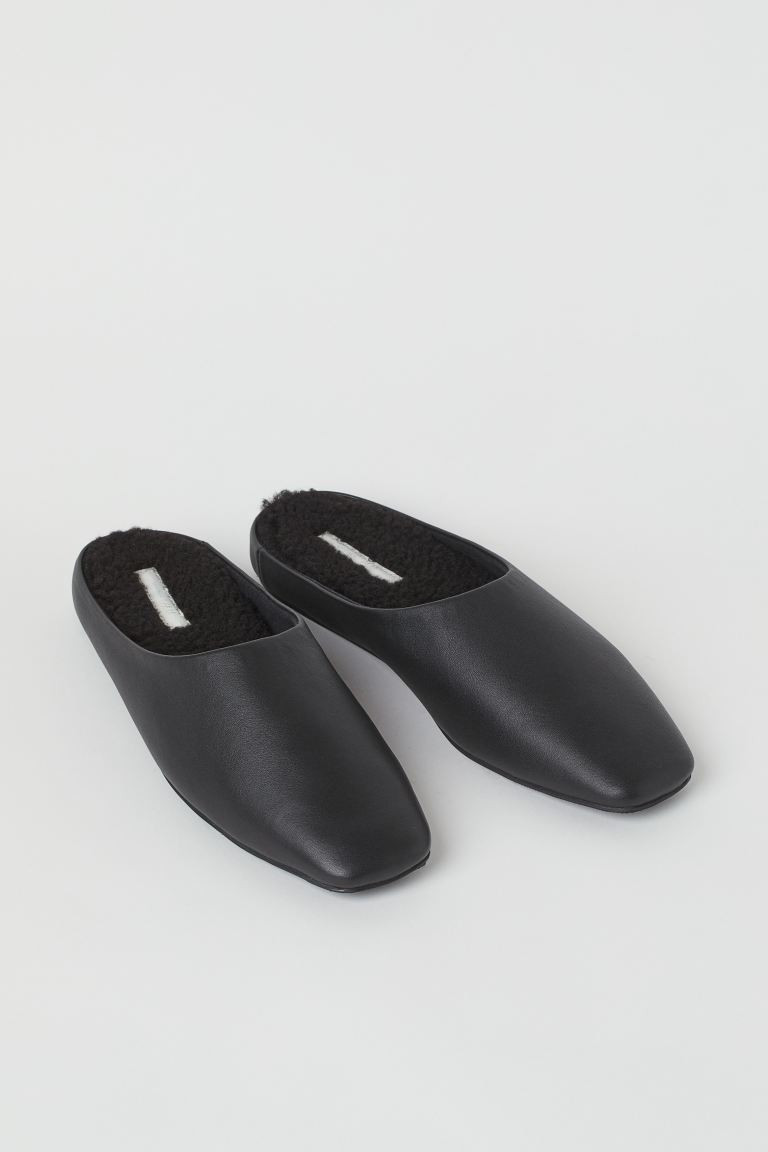 Skórzane kapcie z pluszową wyściółką | H&M (DE, AT, CH, NL, FI)