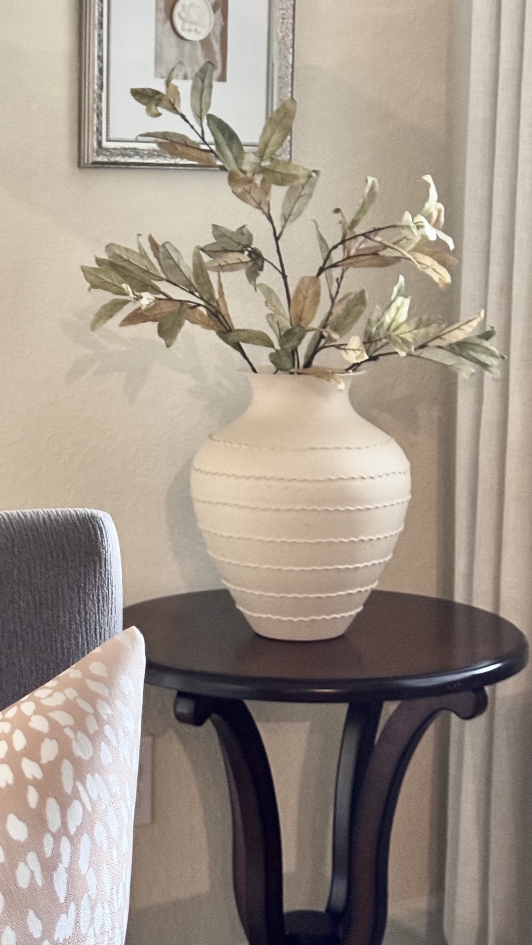🙌🏼This is the most realistic artificial fall stem I have found!🍂🍃. I only used one stem to create this gorgeous fall centerpiece!! 

Fall Centerpiece | Home Decor | Vase Styling | Fall Decor | Fall Stems

#LTKHome #LTKSeasonal #LTKdayinmylife