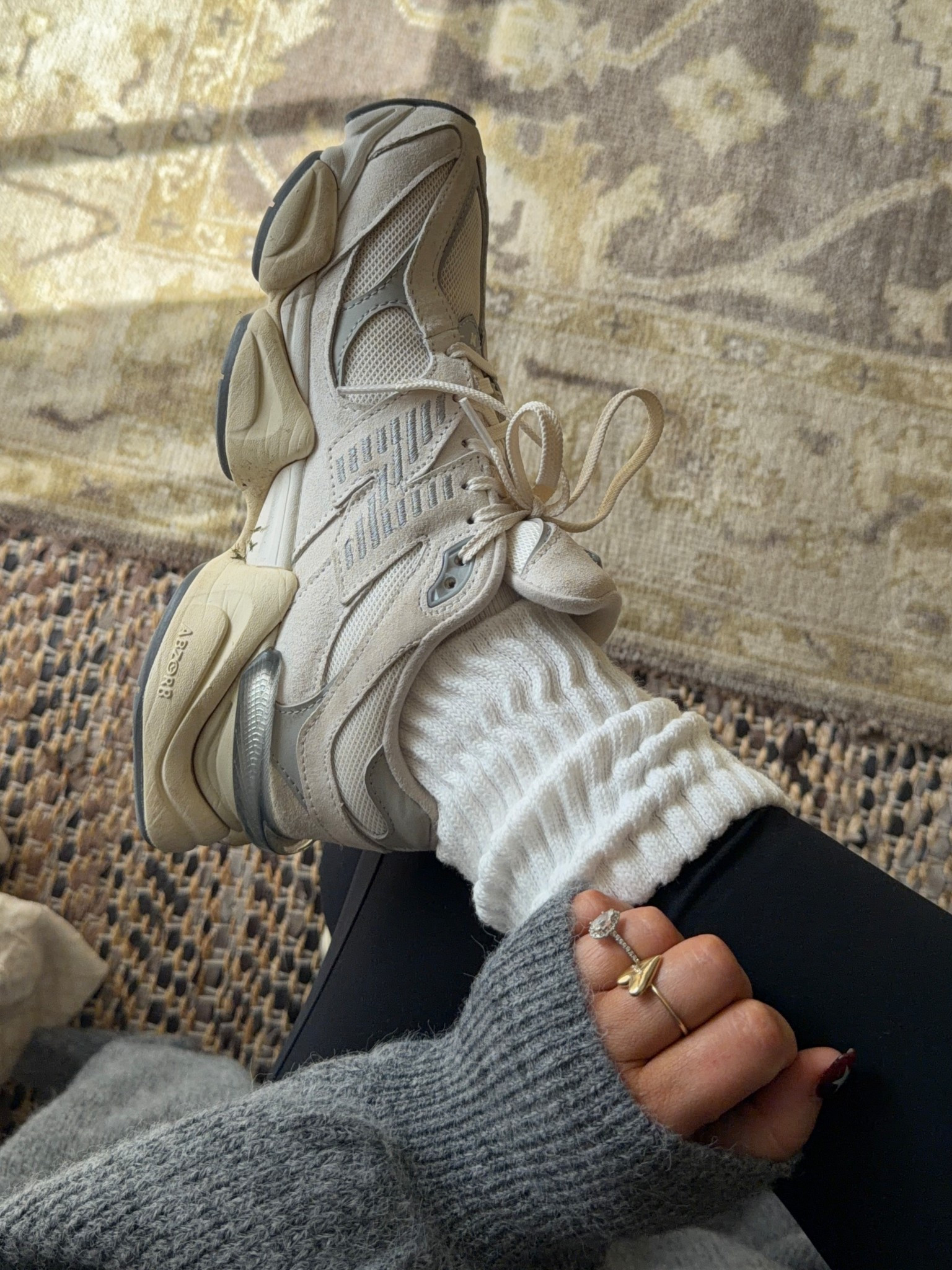 My most worn sneakers the past year! Super comfy, go with everything. True to size. And I love these Amazon socks 

#amazon #newbalance #sneakers #bresheppard