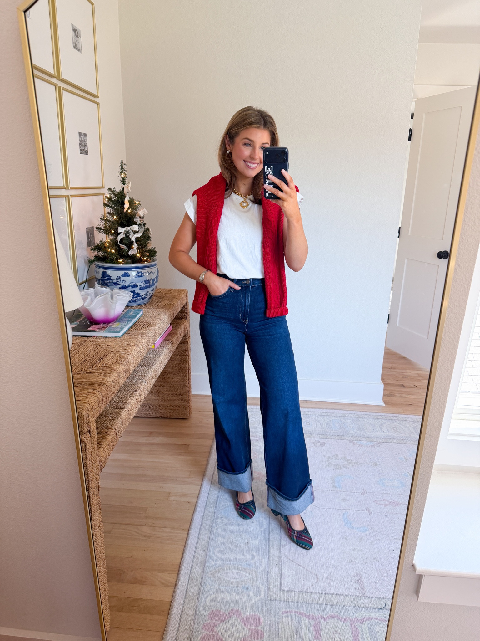 Casual Christmas outfit idea! Wearing a 25 in jeans 