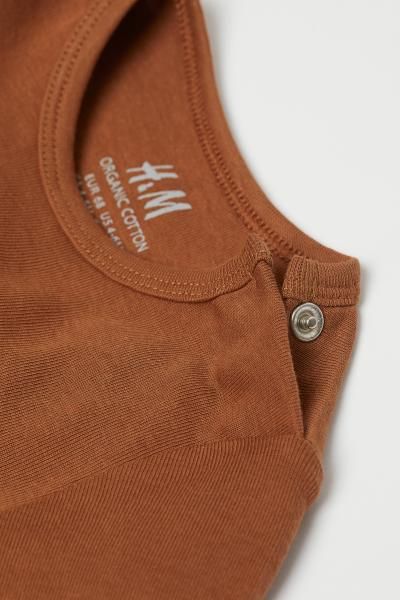 CONSCIOUS. Long-sleeved bodysuits in soft jersey made from organic cotton. Snap fasteners on one ... | H&M (US + CA)