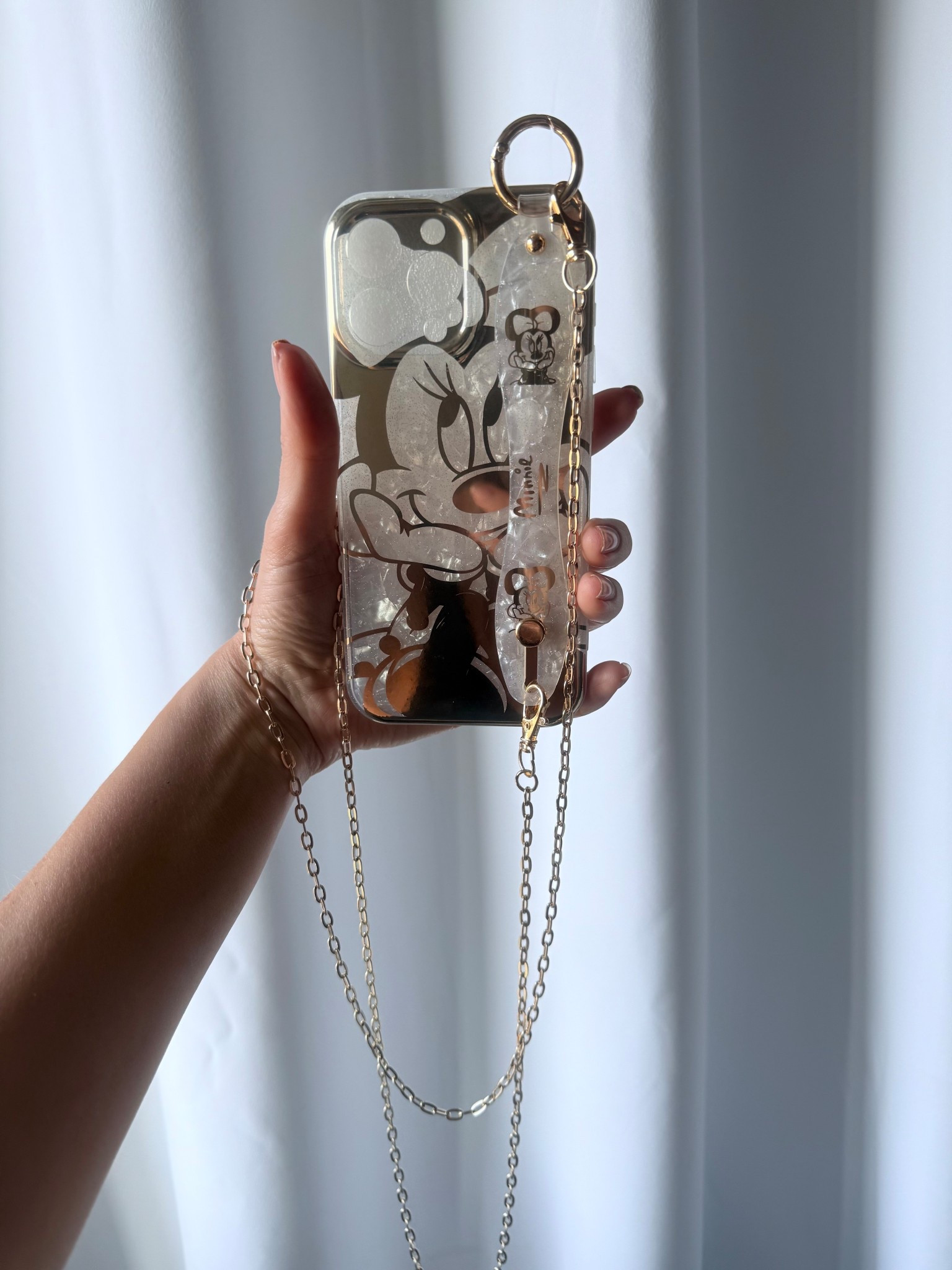 Love this cute Disney Minnie Mouse cell phone case! The chain is included! 

#disneyland #disney #magickingdom #disneyworld #minniemouse