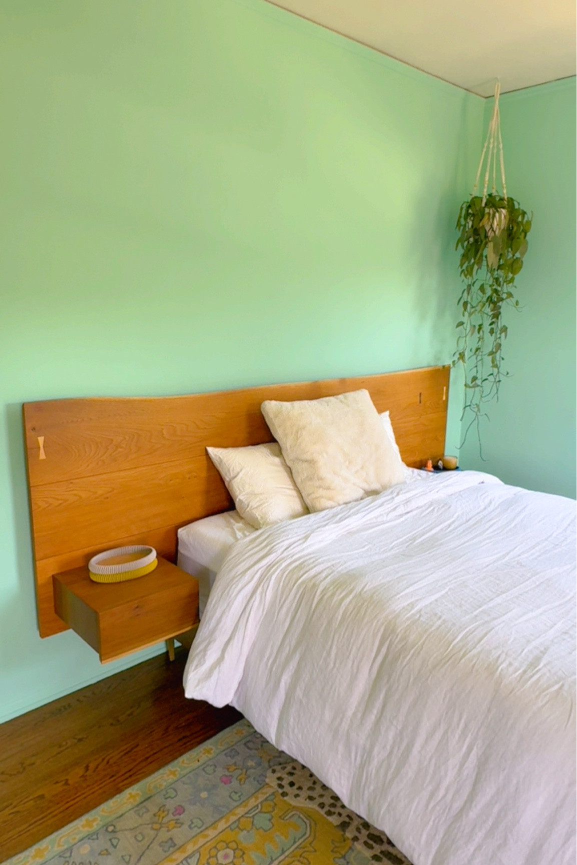 New bedframe! Solid oak wood with soft closing built-in night stands 👏

#anthro #anthropologie #headboard #bed #bedframe #wood #decor #bedroom #design #home 