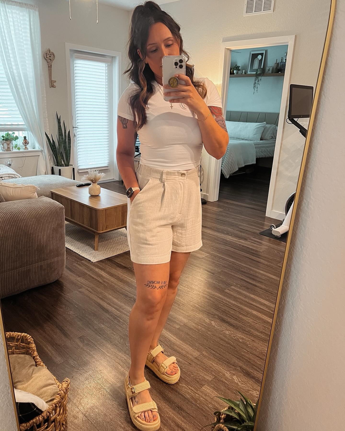 Neutral outfit 🤍🌿
•
•
•
#stevemadden #stevemaddenshoes #sandals #neutralstyle #summerstyle #brunchoutfit #classygirlsstyle