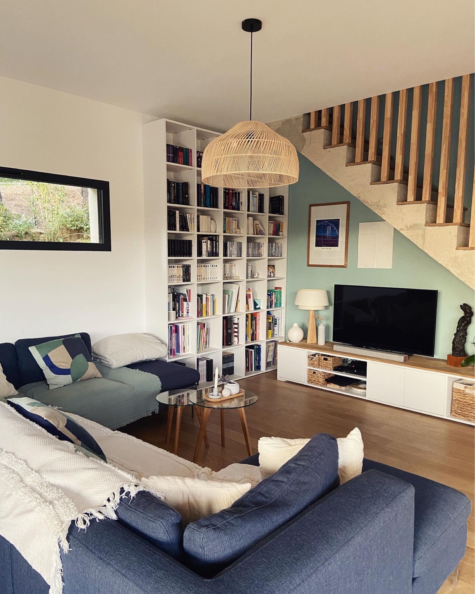 Une petite photo de mon salon !

Nous souhaitions une bibliothèque et un grand meuble TV! 

J’ai récemment ajouté des vases, bougies et des tableaux en décoration…

#decoration #salon #bibliotheque #design #maison

#LTKhome #LTKeurope