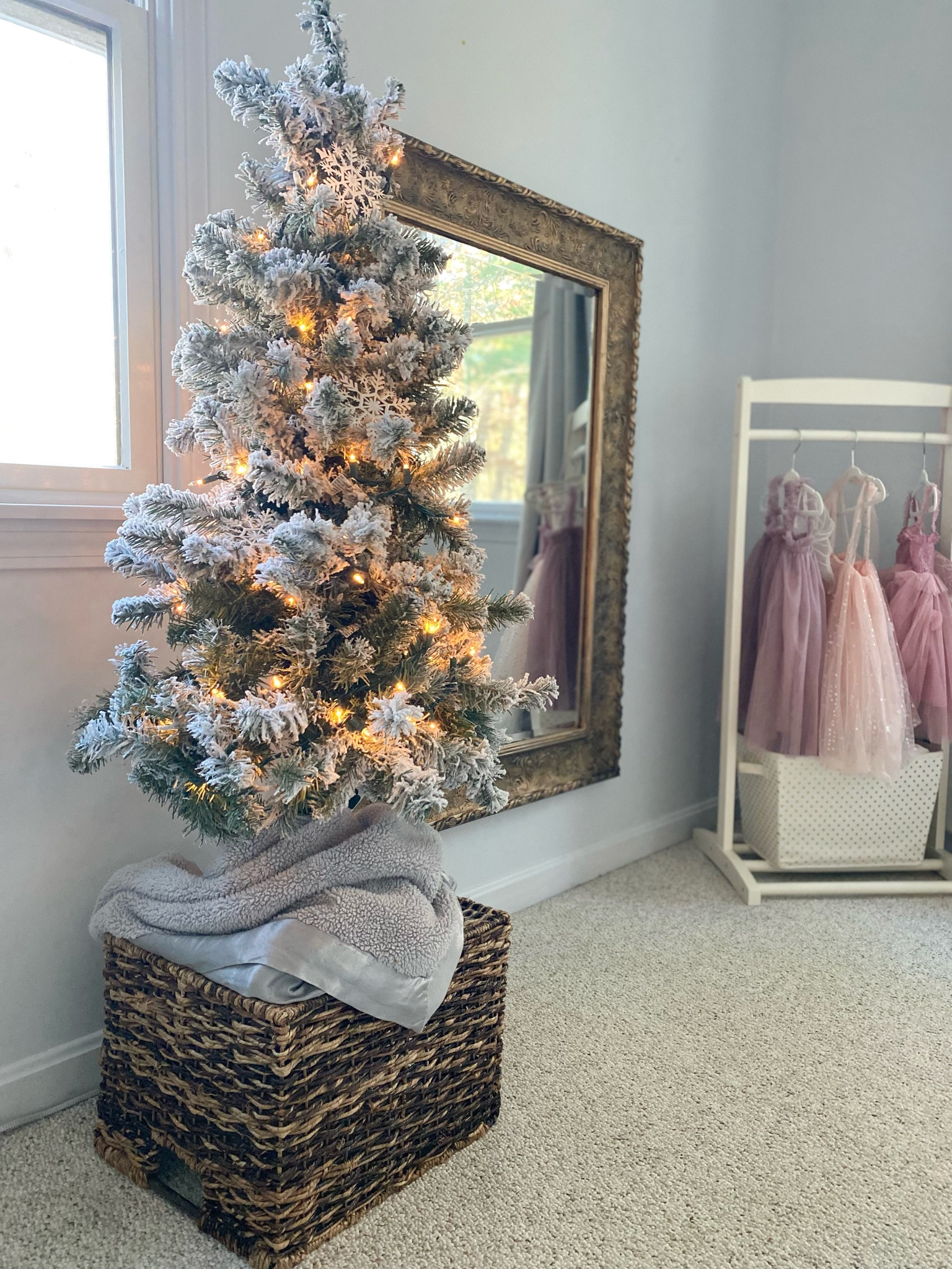 My toddler’s little Christmas tree 🌲❄️

#LTKSeasonal #LTKHome #LTKHoliday