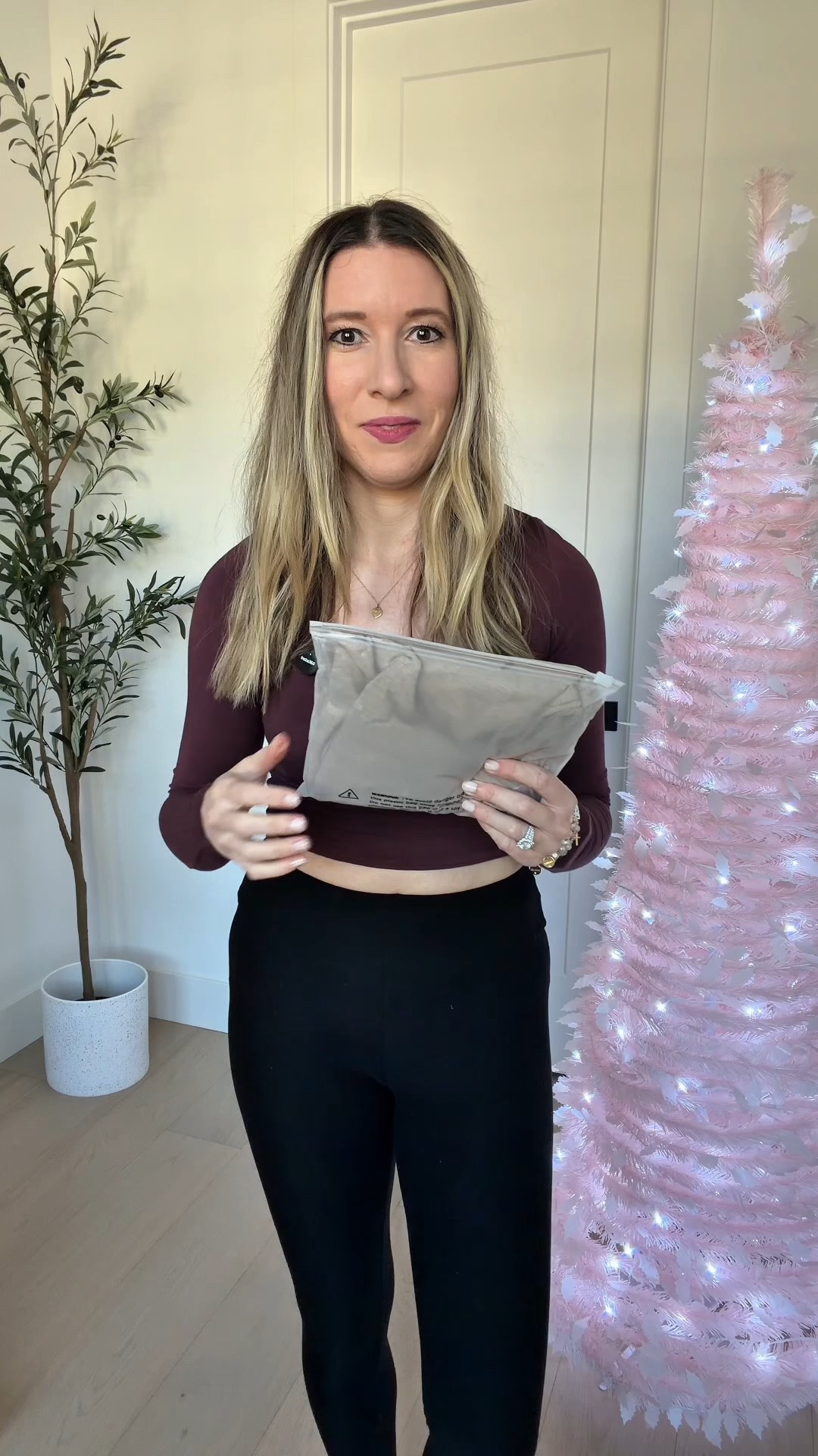 Unboxing a tan pair of joggers from Amazon. I’m wearing my TTS Small 30” inseam of the G Gradual Women's 30"/32"/34" Inseam Tall Sweatpants Cotton Joggers with Zipper Pockets Yoga Lounge Athletic Pants for Women. 

 Thanks G Gradual for sending to me. 



#LTKFindsUnder50 #LTKActive #LTKootd