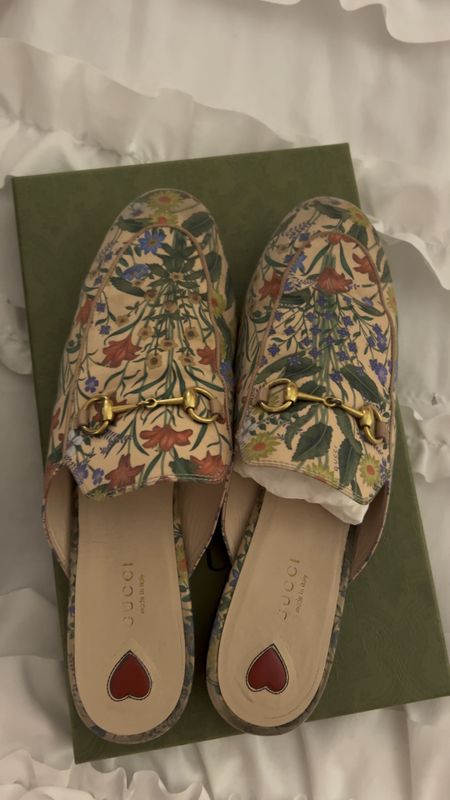 Gucci, Gucci mules, Gucci slides, spring shoes, floral shoes, second hand, thrifting

#LTKVideo #LTKshoecrush #LTKSeasonal
