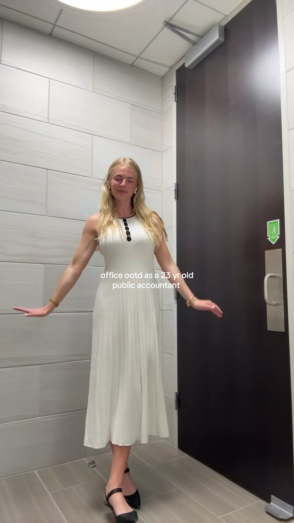 dresses in the office never disappoint 