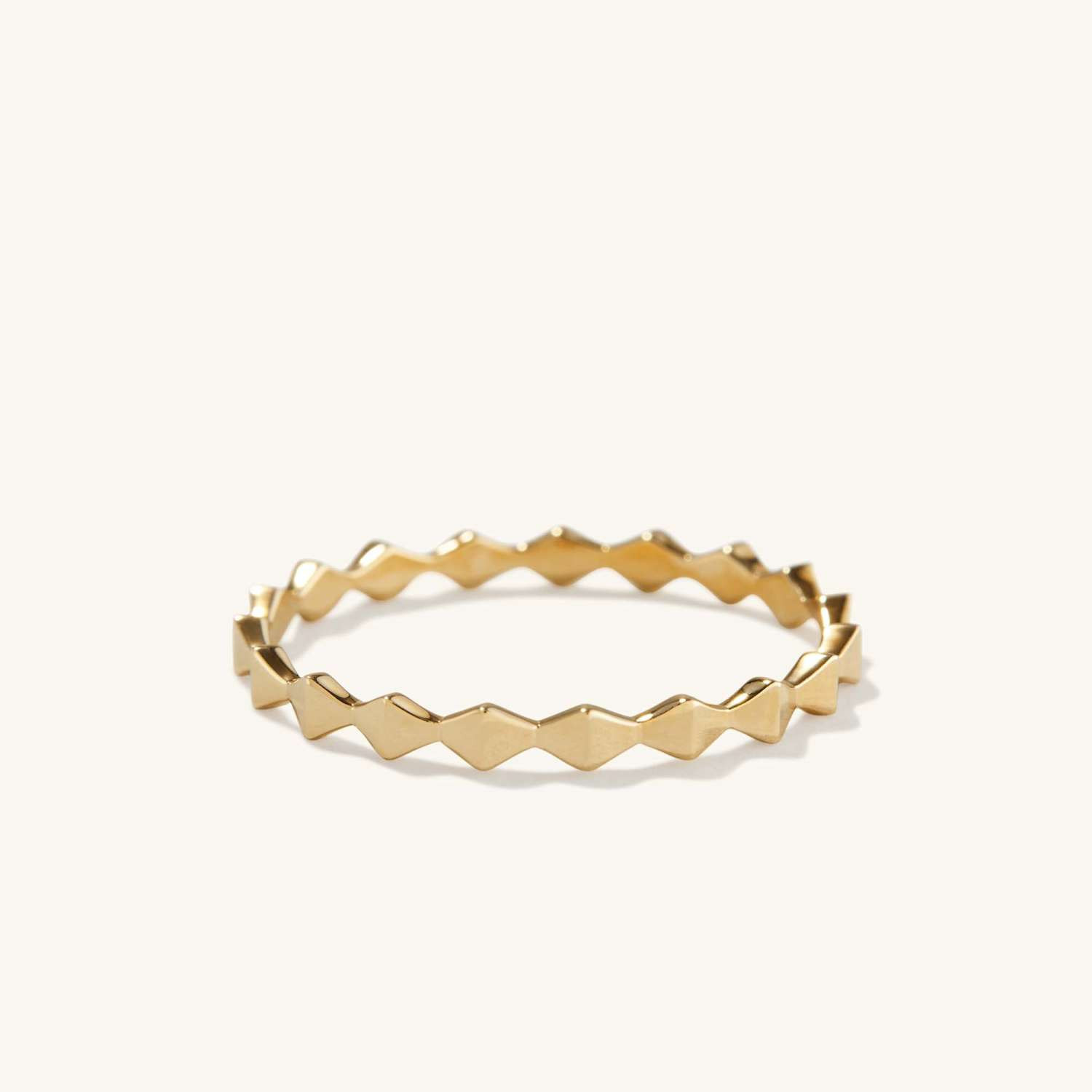 Sculpture band ring in 14k yellow gold | Mejuri (Global)