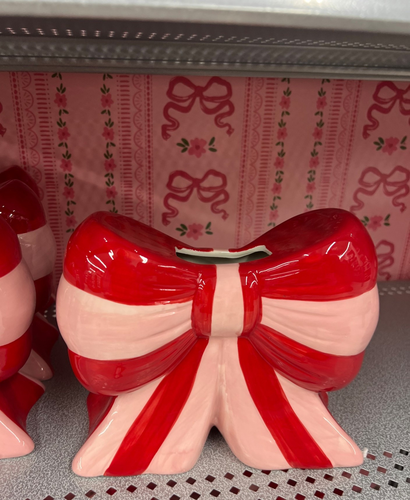 Bow Vase ❤️🎀
… in the cutest color combo (that will work through the holidays, straight into Valentine’s Day season)!

#LTKHoliday #LTKGiftGuide #LTKSeasonal