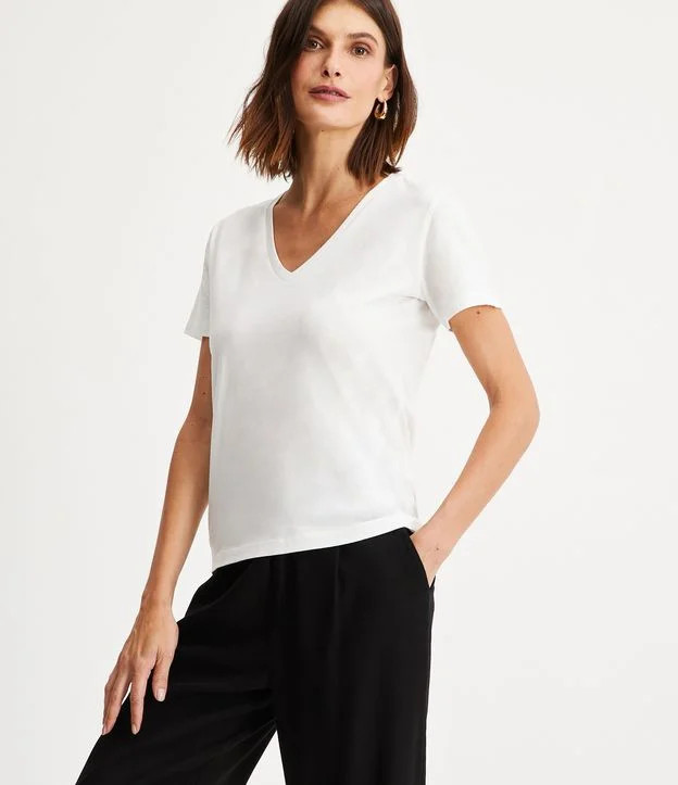 Blusa Básica Manga Curta em Meia Malha com Decote V Branco | Renner (BR)
