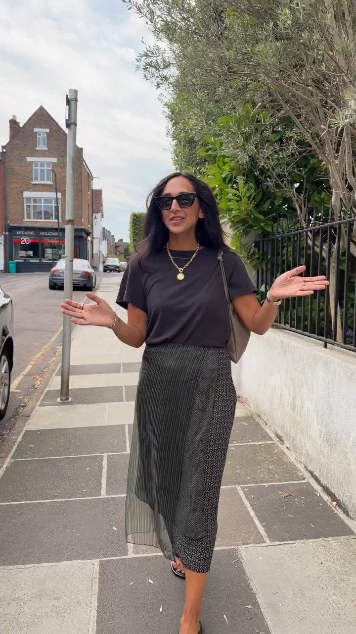I love a fun skirt paired back with a tee ✨