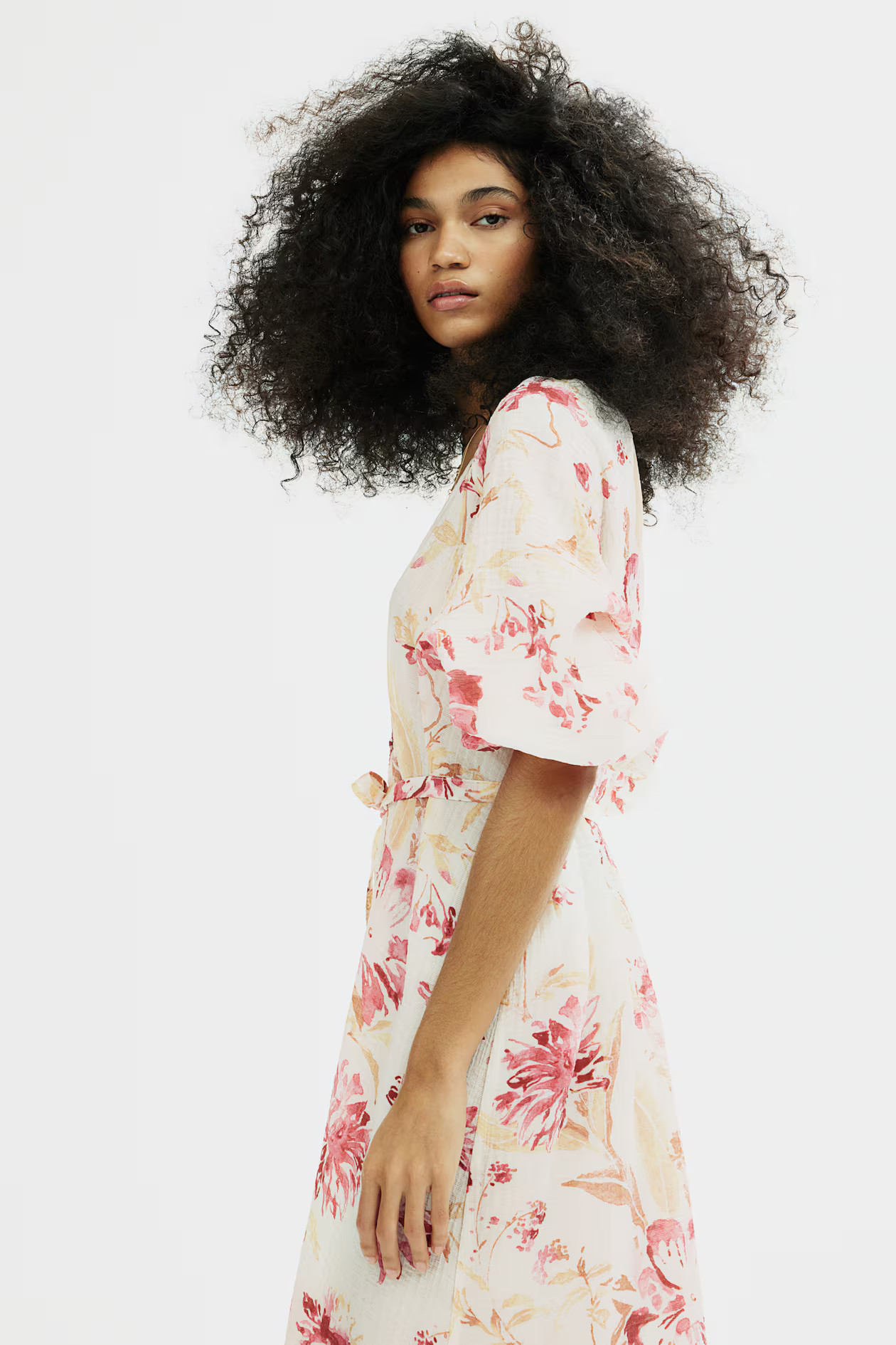 Crêpe-Kleid mit Bindegürtel - Cremefarben/Geblümt - Ladies | H&M AT | H&M (DE, AT, CH, NL, FI)