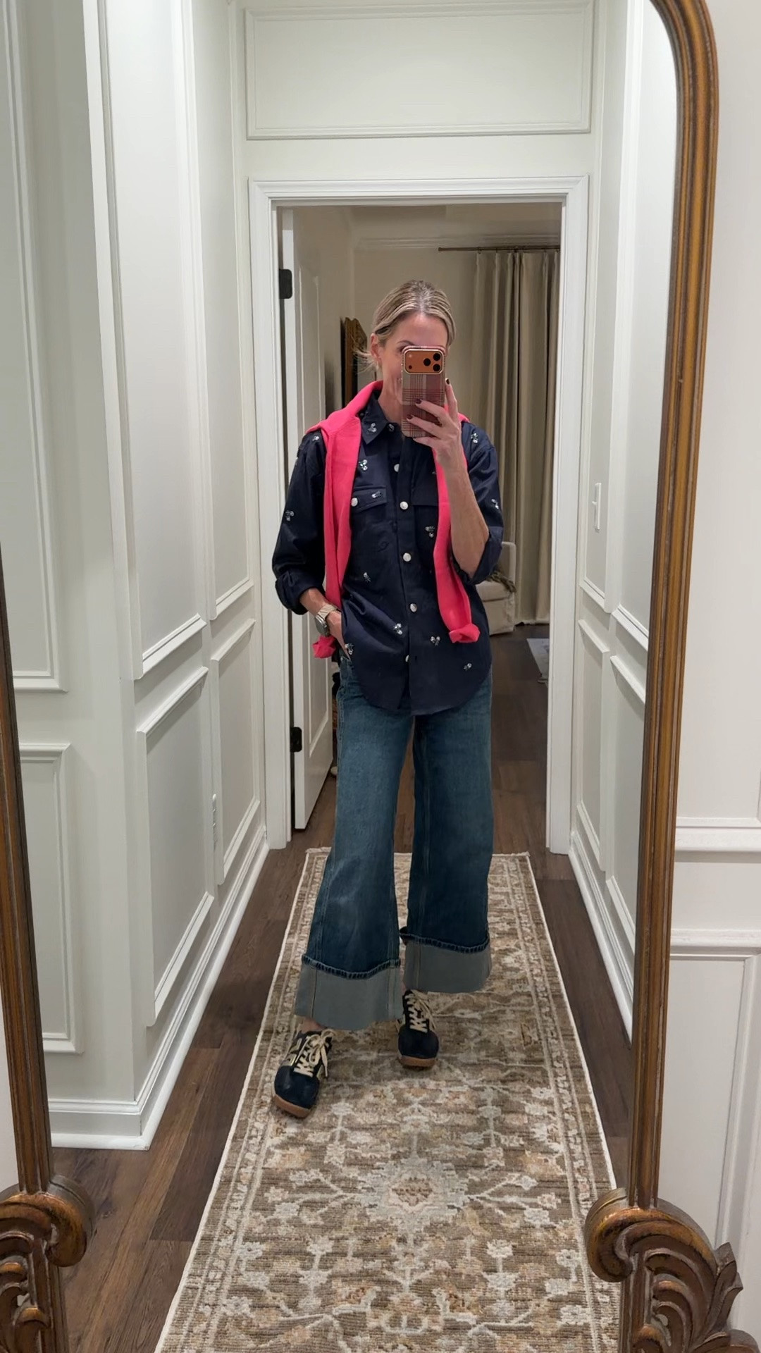 We are headed out on a ✈️. Same jeans as above. Switched tops and added a pop of pink.