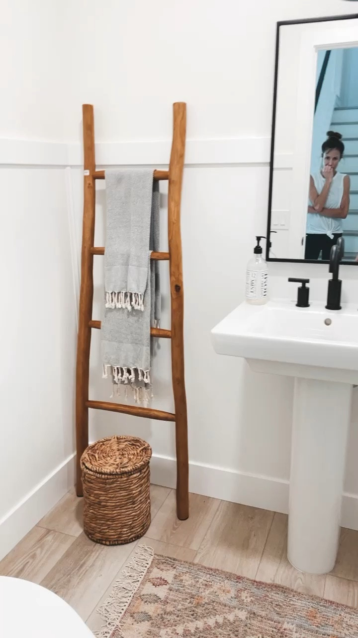 Powder bathroom details 🙌🏻

#powderroom #bathroom #ltkhome