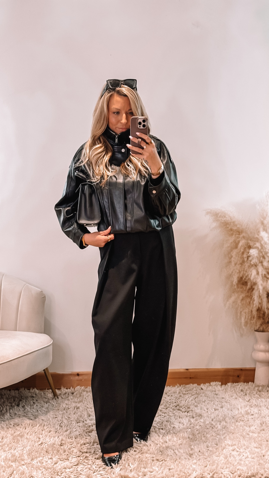 Just here for the vibes 😎✨

High-waisted balloon trousers, a leather jacket, sunglasses and kitten heels… sometimes the outfit just speaks for itself.

A little bit cool, a little bit effortless, and the kind of look that makes you walk with extra confidence 👌

Would you wear this combo? 🤍

balloon trousers outfit ideas, leather jacket outfit, chic everyday outfits, cool girl outfit inspiration, effortless street style, high waisted trousers outfit, kitten heels styling, elevated casual outfits, mum style fashion

#streetstyleinspo #effortlessstyle #mumstyle #casualchic #highstreetfashion