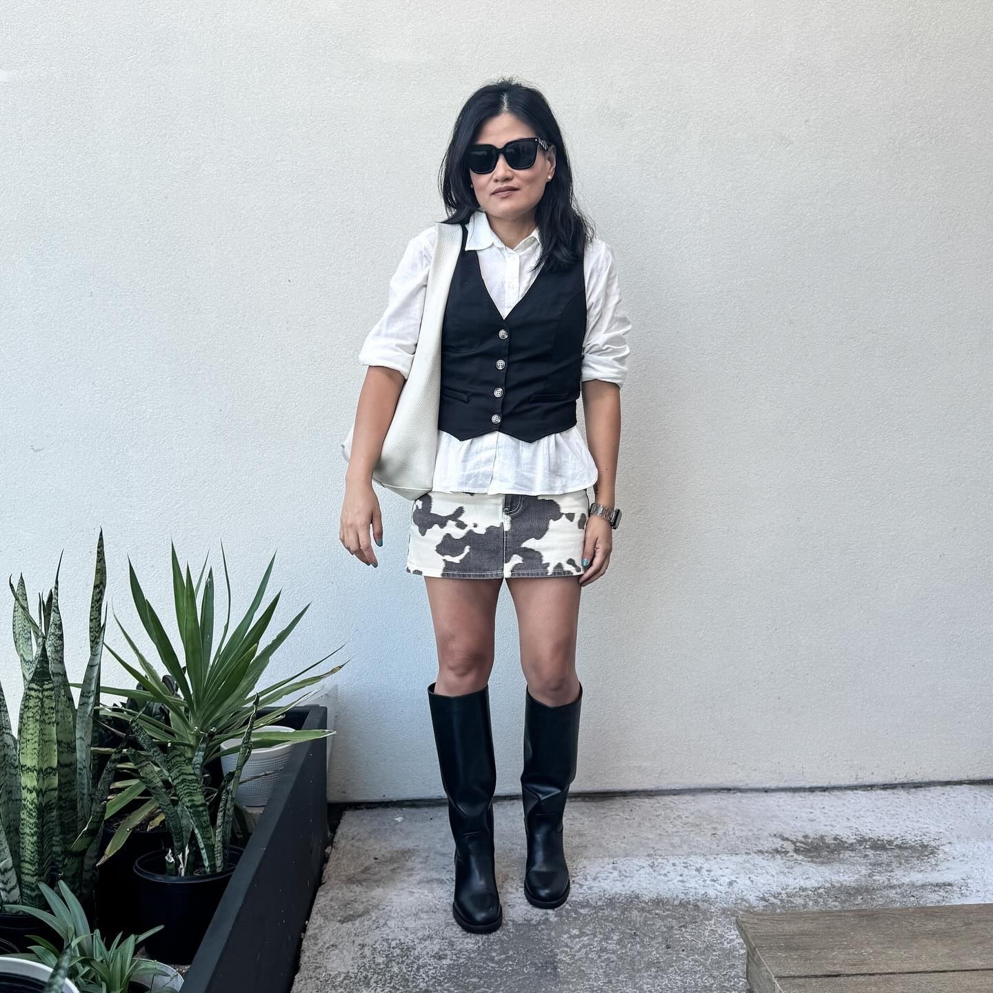 I did say that I’ve been liking the cow print. 😆 Now, I’m looking for sweaters with horses on them. 

𝐎𝐔𝐓𝐅𝐈𝐓 𝐃𝐄𝐓𝐀𝐈𝐋𝐒:
Boots: @hm ; Skirt: @abercrombie ; Shirt: @anntaylor; Vest: @hm ; Sunnies: @maisonvalentino ; Bag: @marcjacobs

#osipskirtweek #falltransition #fallfashion #outfitinspiration #cowprint #miniskirtlover #falllayers #bootstyle #kneehigh