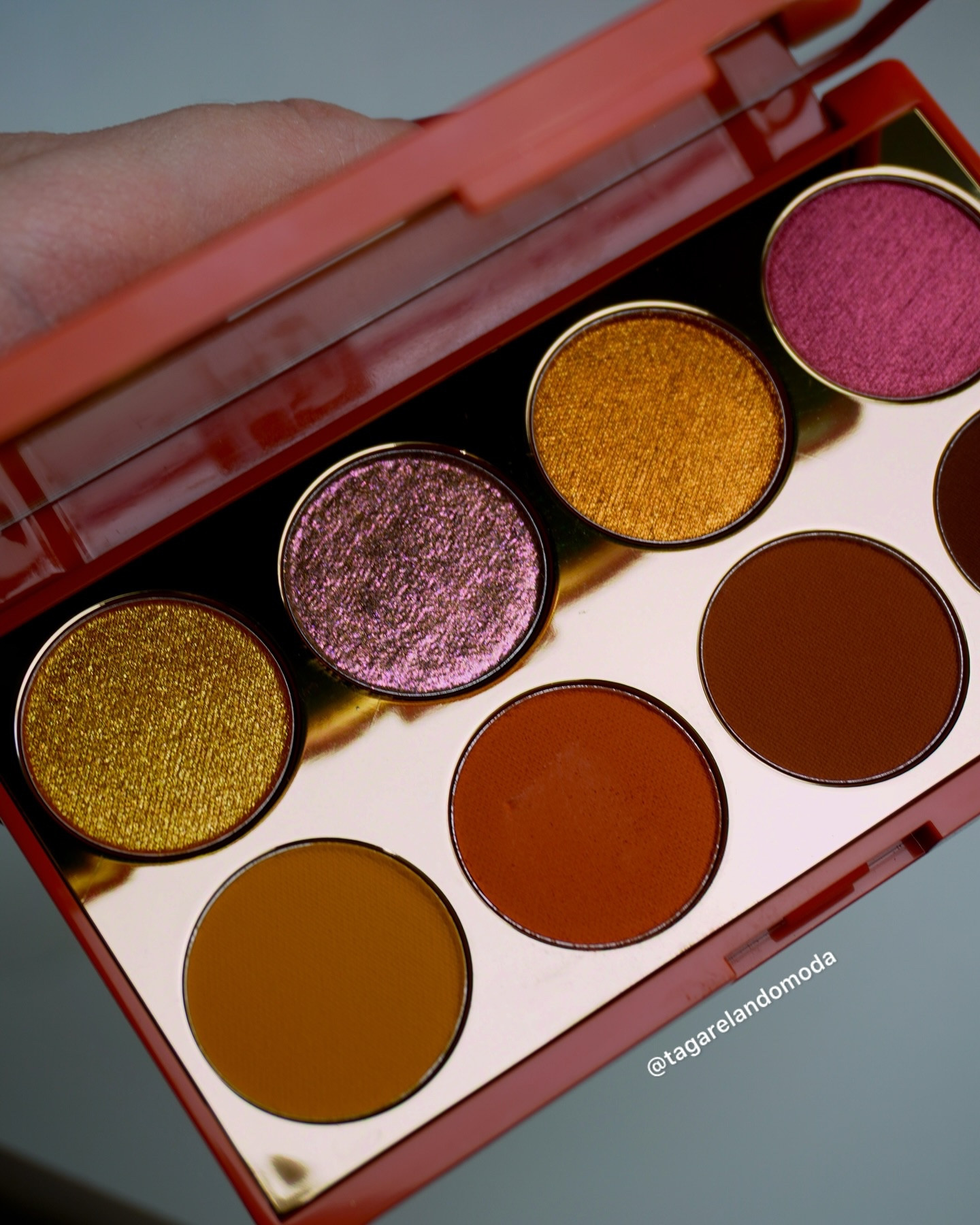 E já que hoje é dia de #TBT, analisei rapidamente por aqui e percebi que de janeiro até agora já passaram alguns ícones de paletas incríveis em conteúdos neste perfil 😮‍💨🤤🤌

Segue a lista completa, e já me conta aqui 👇 qual foi a tua favorita?
.
1- Paleta Orange de @linhaniinasecrets 
.
2- Pro9 You Had Me At Aloha Palette de @karabeautyofficial 
.
3- Connect in Colour, Hi-Fi Colour de @maccosmeticsbrasil (use o cupom SOUMAC1-3861, dá 10% de desconto + frete grátis em compras no site da MAC);
.
4- Instant Pallet Desire de @ninamkup 
.
5- 3D highlighter Palette, Pink Sands Edition de @hudabeauty @huda 
.
6-The Mini Magnet com novos blushes nas cores Aperol Spritz, Pink Lady e Tangerina, de @statera.labs