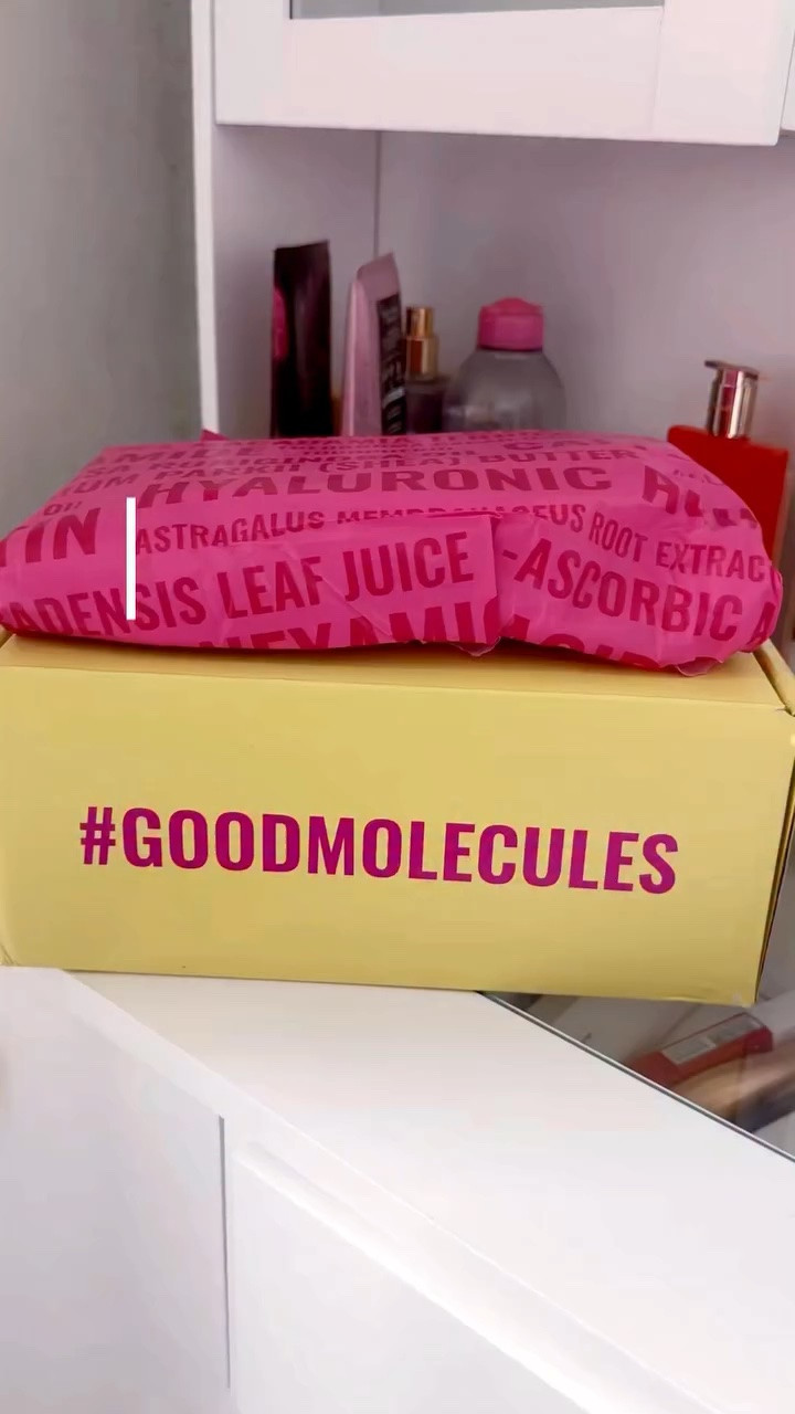 Good molecules Unboxing ✨💛 @goodmolecules 
POV: your skincare routine is about to get so much better 😍✨ unboxing these goodies from Good Molecules and I’m already obsessed with the packaging 🤍 can’t wait to test everything for hydrated glowy skin ✨ #goodmolecules #skincareunboxing #glowyskin #beauty #beautytips