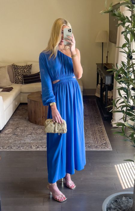 Obsessed with this blue midi dress!! 🦋🩵
I’m wearing a size medium, runs true to size. Perfect for the beach, brunch, or wedding guest dress! 
Resort wear/ dinner outfit/ vacation dinner outfit/ summer outfit ideas/ midi dress/ blue dress/ summer purse/ gold heels

#LTKStyleTip #LTKSeasonal #LTKSaleAlert