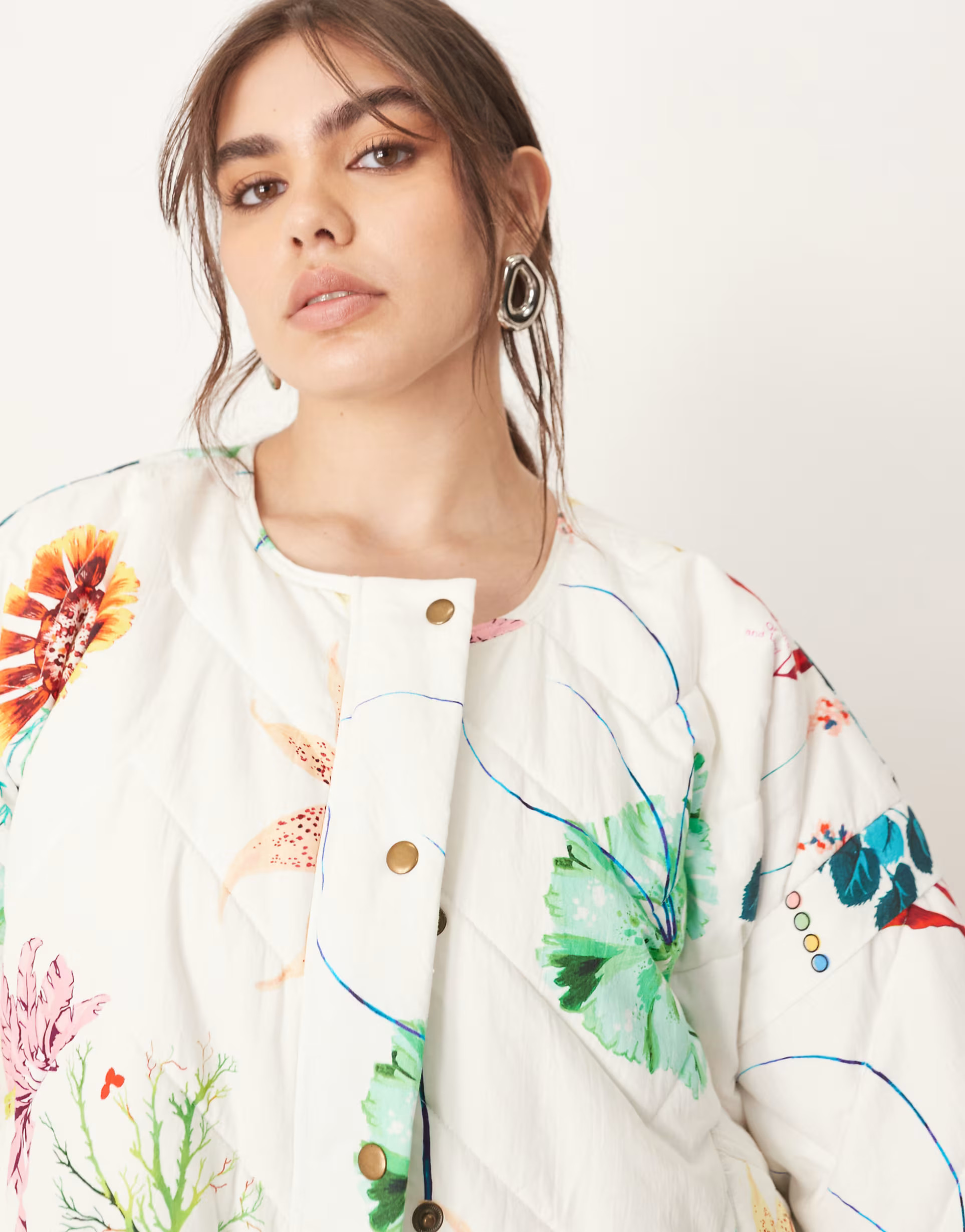 ARRANGE - Curve - Gewatteerd bomberjack in botanische bloemenprint | ASOS (Global)