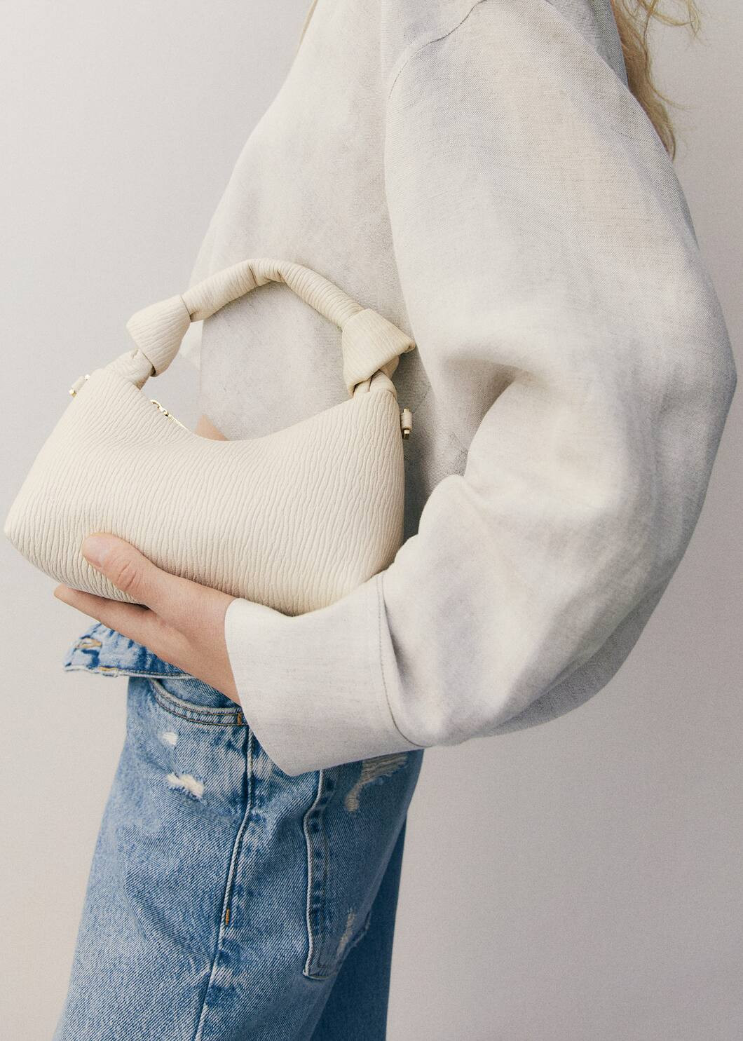 Textured knot handle bag -  Women | Mango USA | MANGO (US)