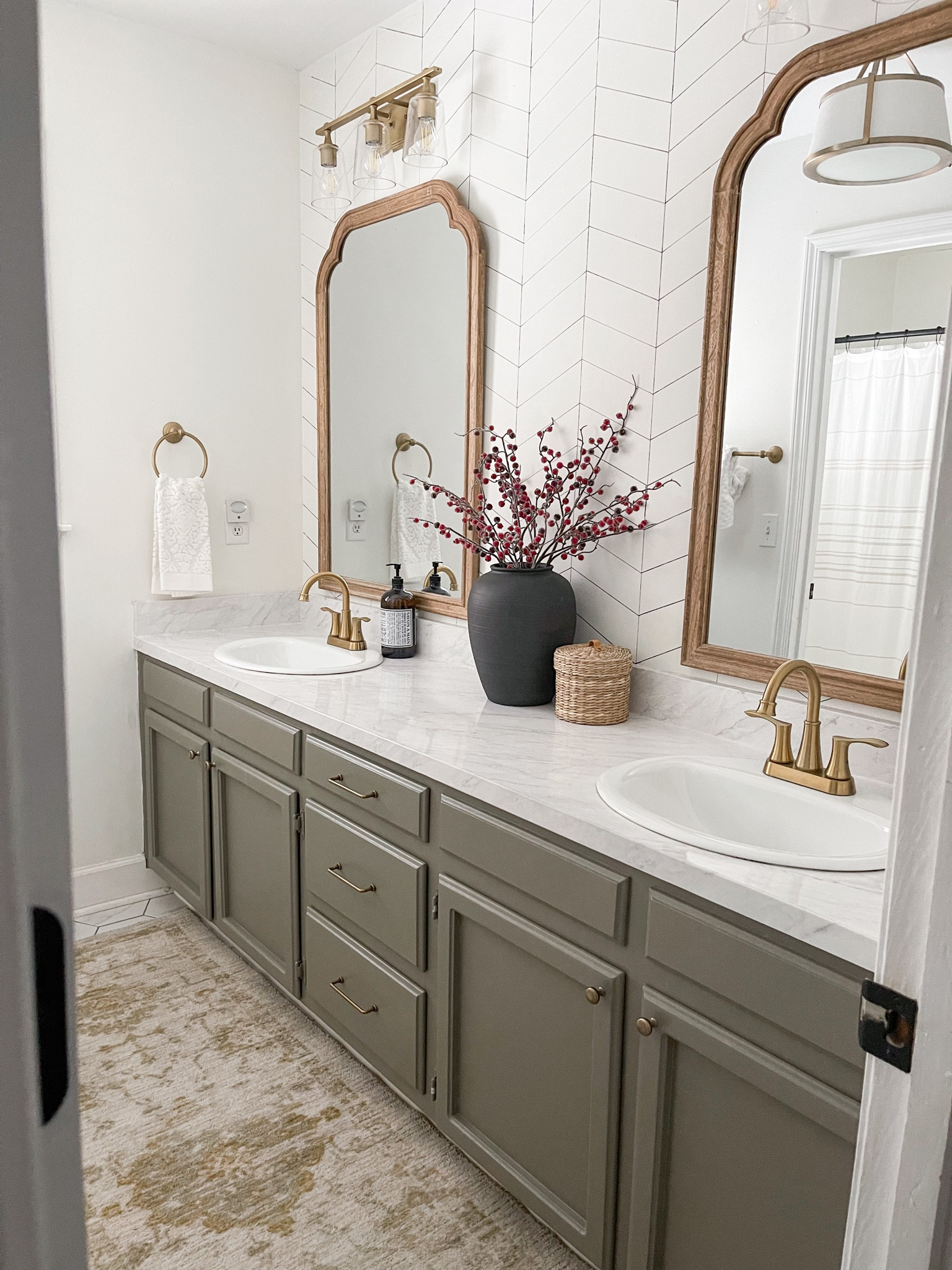 A simple addition to bring in some holiday cheer to my bathroom… 

#LTKHoliday #LTKSeasonal #LTKhome