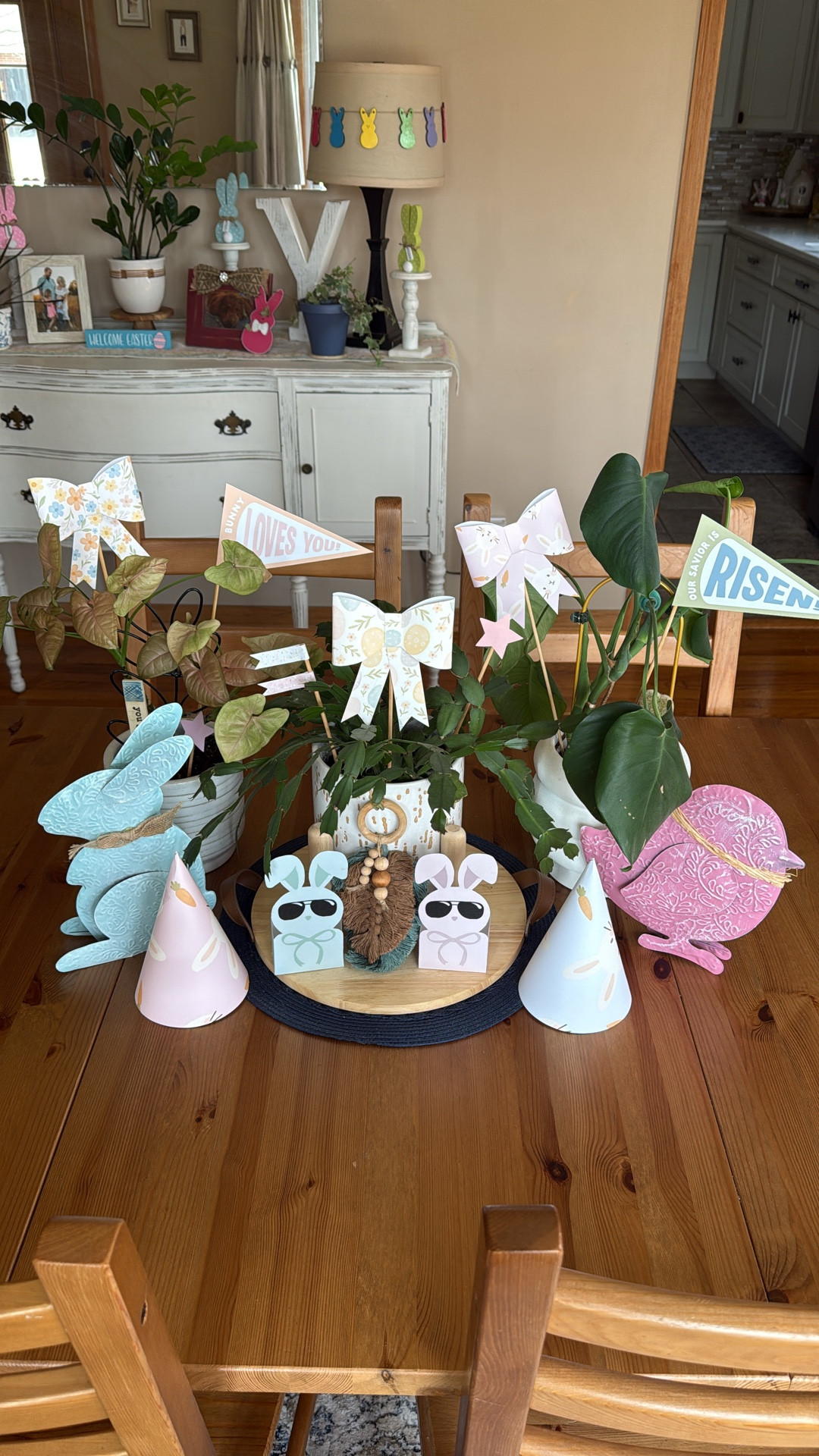 Added a little Easter fun from @thelettervee printable to my table scape!! They have the best holiday print options! Be sure to check out their yearly membership for access to all their designs!! 