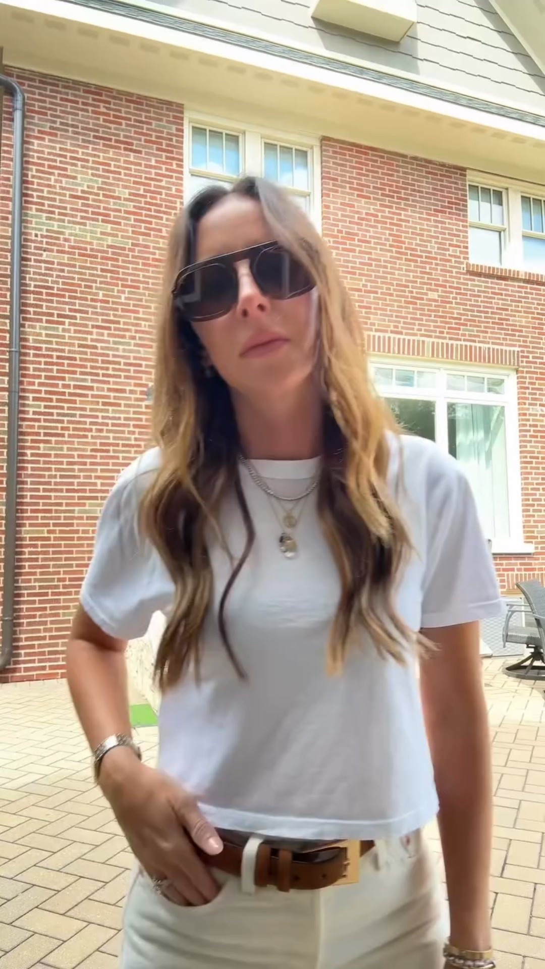 Caught the most unexpected bird moment mid-fit check 🕊️ but we kept it moving.
All white is always a win - even when it’s just jeans and a tee.Wearing: my go-to cropped Les Tien tee (perfect boxy fit), Levi’s Wedgie jeans in Ecru, and a brown suede belt from H&M.Easy, elevated, effortless - just how I like it! I was so delayed in realizing birds flew over me 😆

Tee @_lestien 
Jeans @levis 
Belt @hm 
Sandals @zara 
Bag @loewe 

#monochromatic #allwhiteoutfit #fashioncontent #momstyle #levisjeans #styleover30 #casualoutfits #effortlessstyle