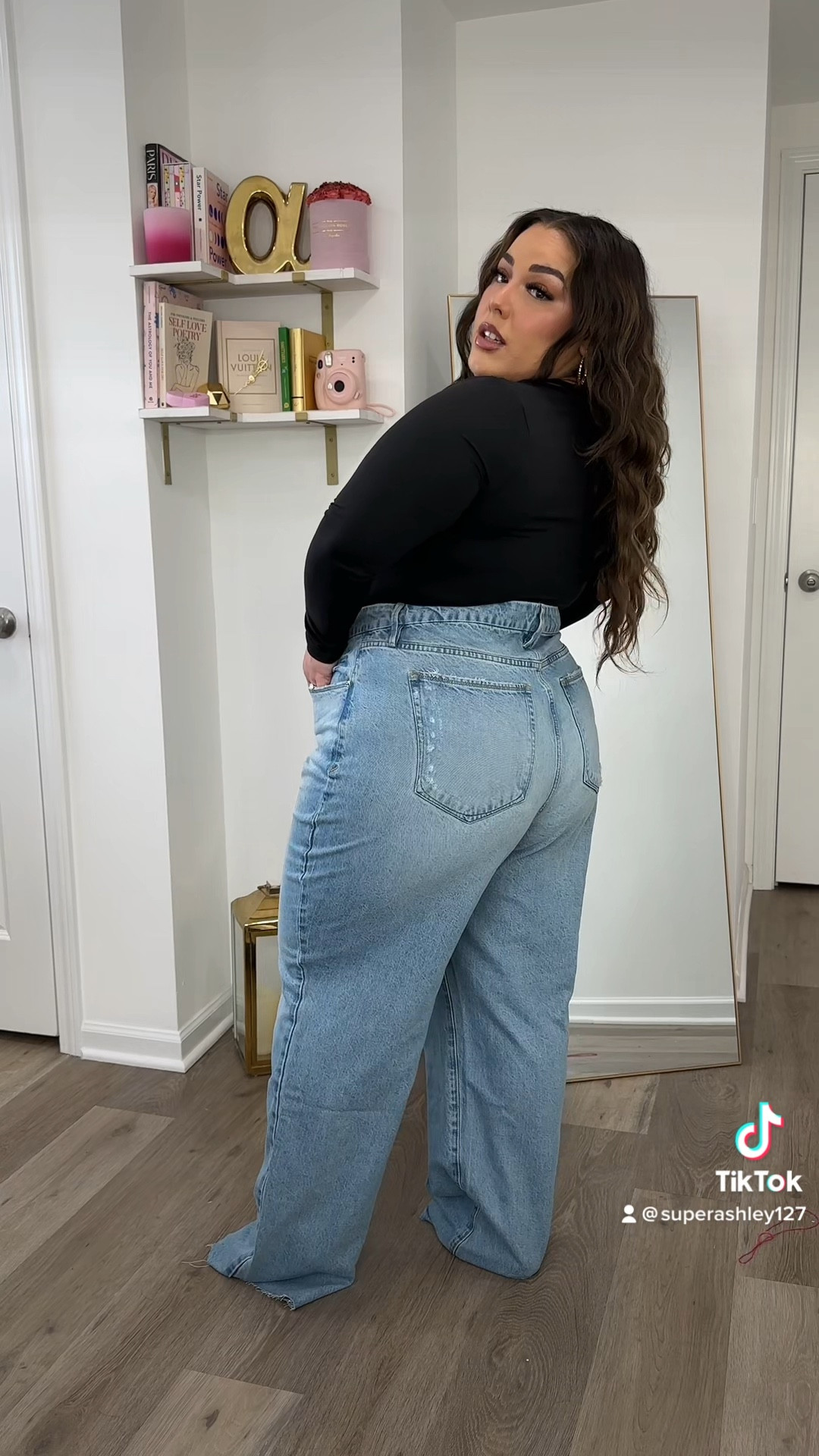 Good American Good 90s Loose jeans on sale now! Wearing size 16 #goodamerican

#LTKcurves #LTKsalealert