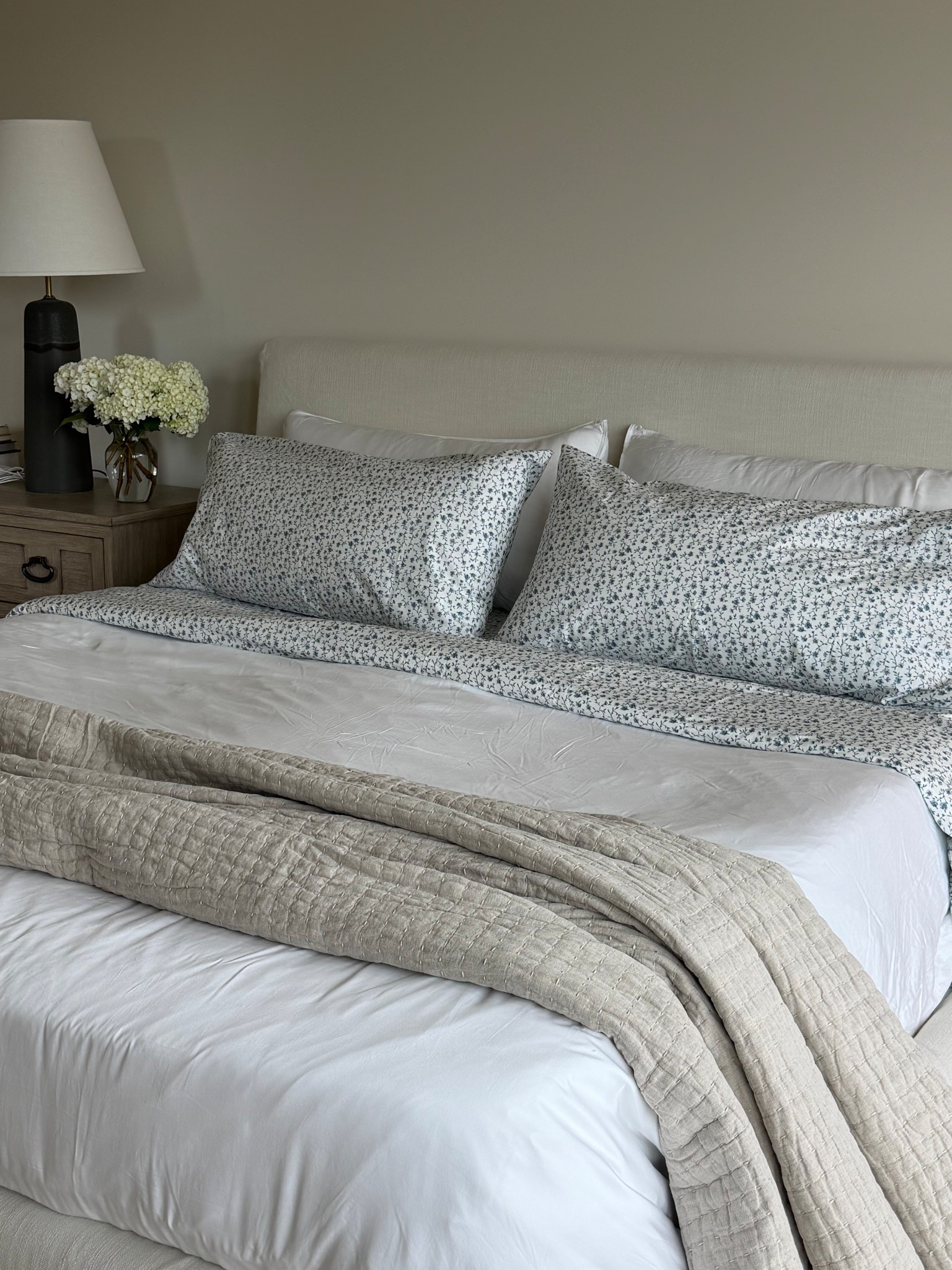 Spring bedding refresh! These are the Classic Organic Percale Sheet Set in Blue Florette with the European Linen Cotton Stitch Quilt in Natural! 

bedding l spring refresh l quince 

@onequince #QuincePartner 