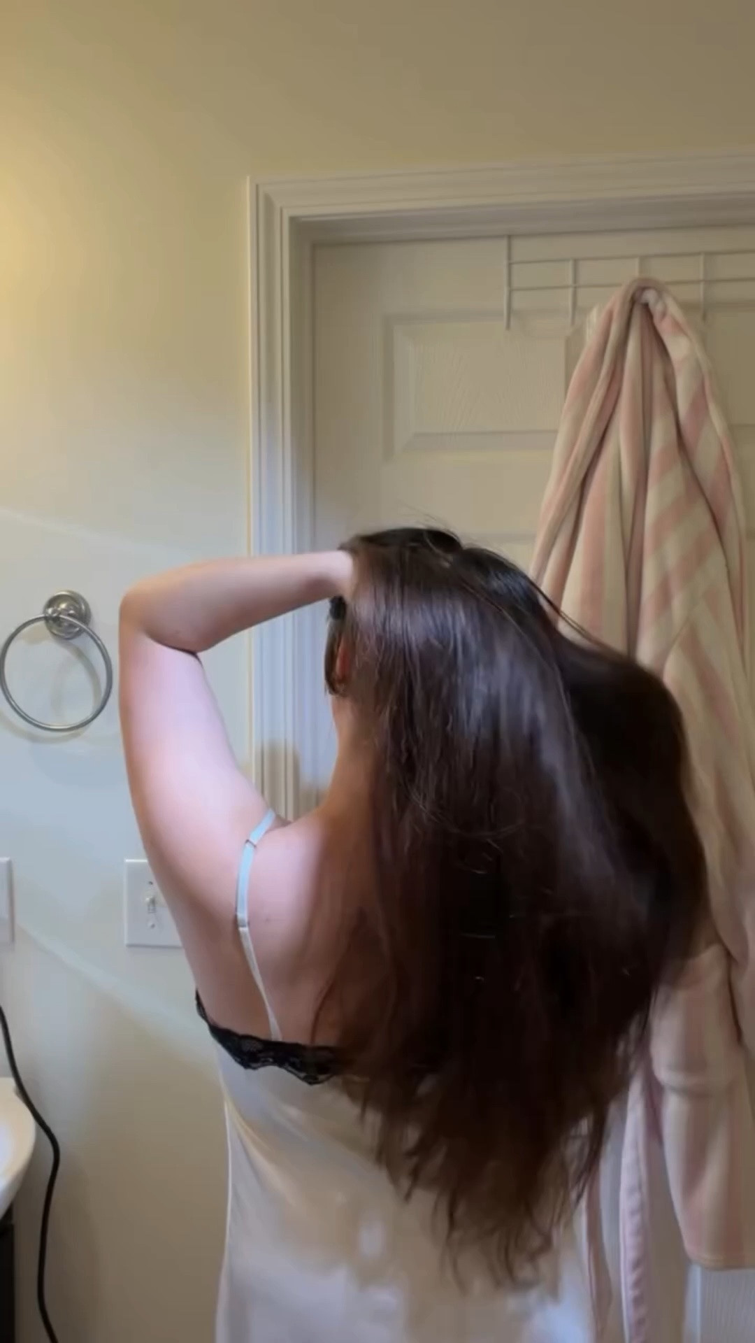 From oily roots to weightless movement! ✨
I’ve been struggling with oily roots and dry ends, so I tried the Pantene Daily Moisture Renewal duo. 🧴 The process is simple: rinse, lather, and focus the conditioner on those ends.
The result? Hydrated ends and manageable hair that feels so light. Check out that hair flip! 💁‍♀️❤️#pantenehairmodel #pantene @pantene