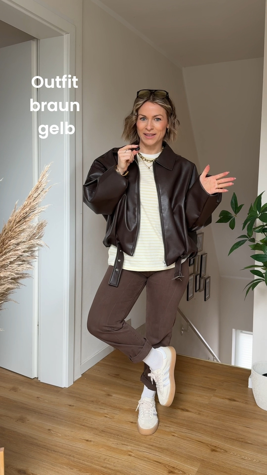 Braun mit gelb kann man doch gut machen💛🤎#Sonnenbrille #Lederjacke #Streifen #Gestreift #MomJeans #Jeans #Braun #Leder #Sneaker #Adidas #Samba #kapten&son #Sonnenbrille #Schmuck￼#longsleeve