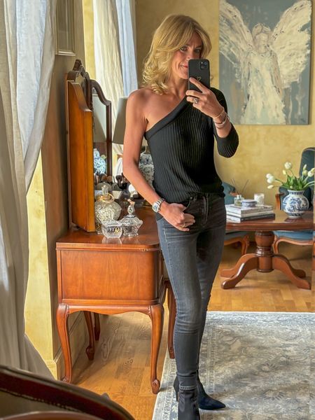 One from the weekend & what I wore when we went out out on Saturday night 🖤
.
#timelessfashion #thisis50 #mystyle #outfitideas #datenight #allblack #keepitsimple #mymidlifefashion #skinnyjeans #outfitinspiration #reallifefashion #fashionover50 #over50fashion 

#LTKstyletip #LTKeurope #LTKover40