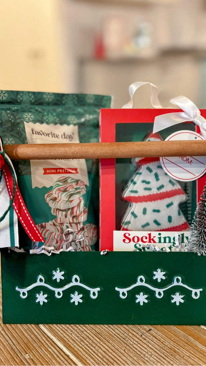 Another cute sock + treat combo! 🎄⁣⁣⠀
⁣⁣⠀
The easiest little gift for a teen friend, a teacher, or any cozy-sock-loving cutie on your list!⁣⁣⠀
⁣⁣⠀
#target #targetdollarspot #socks #christmassocks #teengift #easygifts