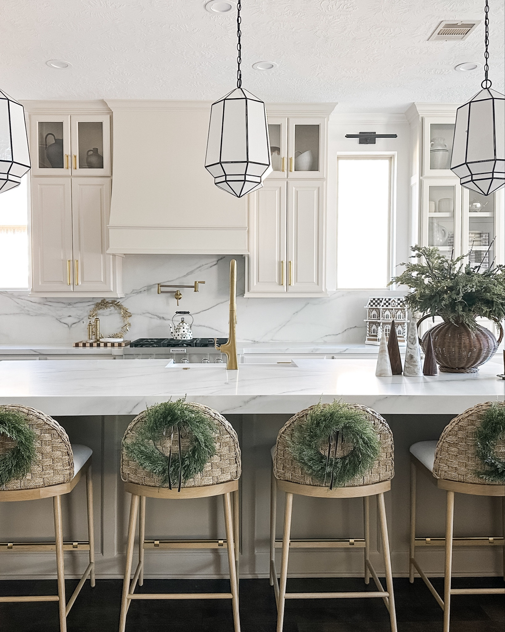 Neutral Holiday Kitchen 

Holiday home  Christmas home  holiday kitchen  Christmas kitchen  kitchen inspo  home inspo  holiday decor  home decor  neutral home  neutral decor  

#LTKHome #LTKSeasonal #LTKHoliday