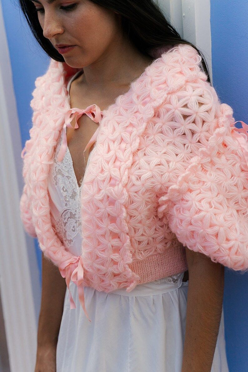 Cardigan rose tricoté à la main vintage des années 50, veste de lit vintage en laine rose avec... | Etsy (FR)