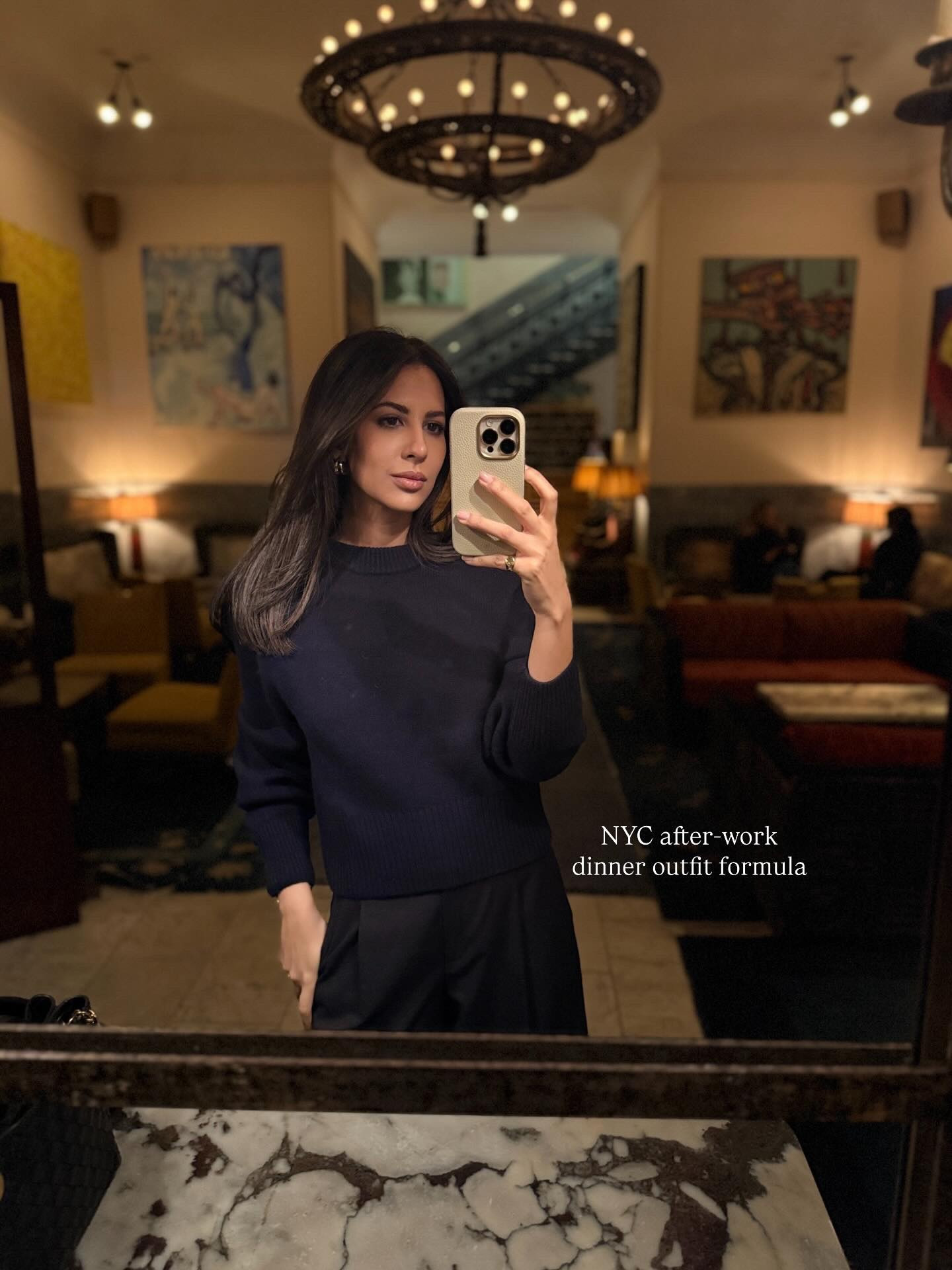 NYC dinner outfit formula.

Dark tones.
Clean lines.
One strong accessory.

Simple always wins.

📍 @chelseahotelnyc 
.
.
#nycstyle #newyorkfashion #dinneroutfit #elevatedstyle
#quietluxury

NYC outfit
New York style
elevated minimal style
midi skirt outfit
knee high boots outfit
quiet luxury look
Dinner date