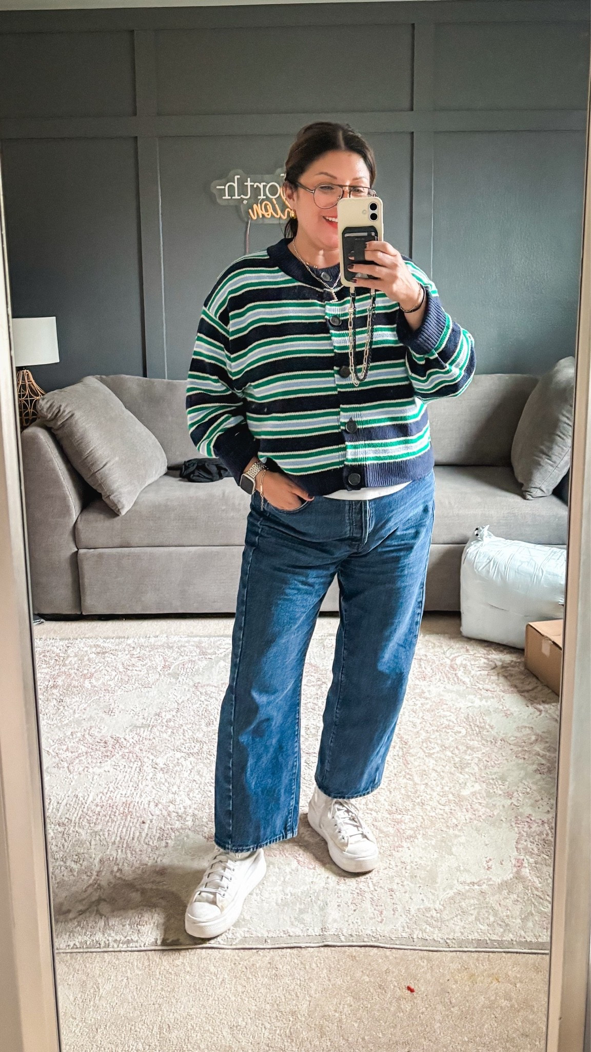 Today’s ootd is a shoutout to the Seahawks 💙💚:
GAP cardi - L
Madewell barrel jeans - 31
Converse platform high tops 
@Madewell @gapstyle @onequince