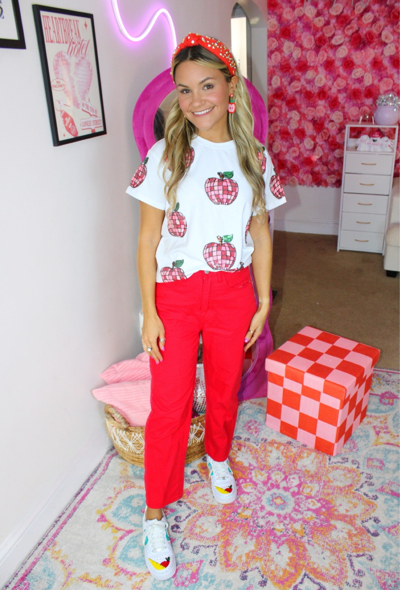 Teacher ootd

Shirt: Really Rex Boutique 