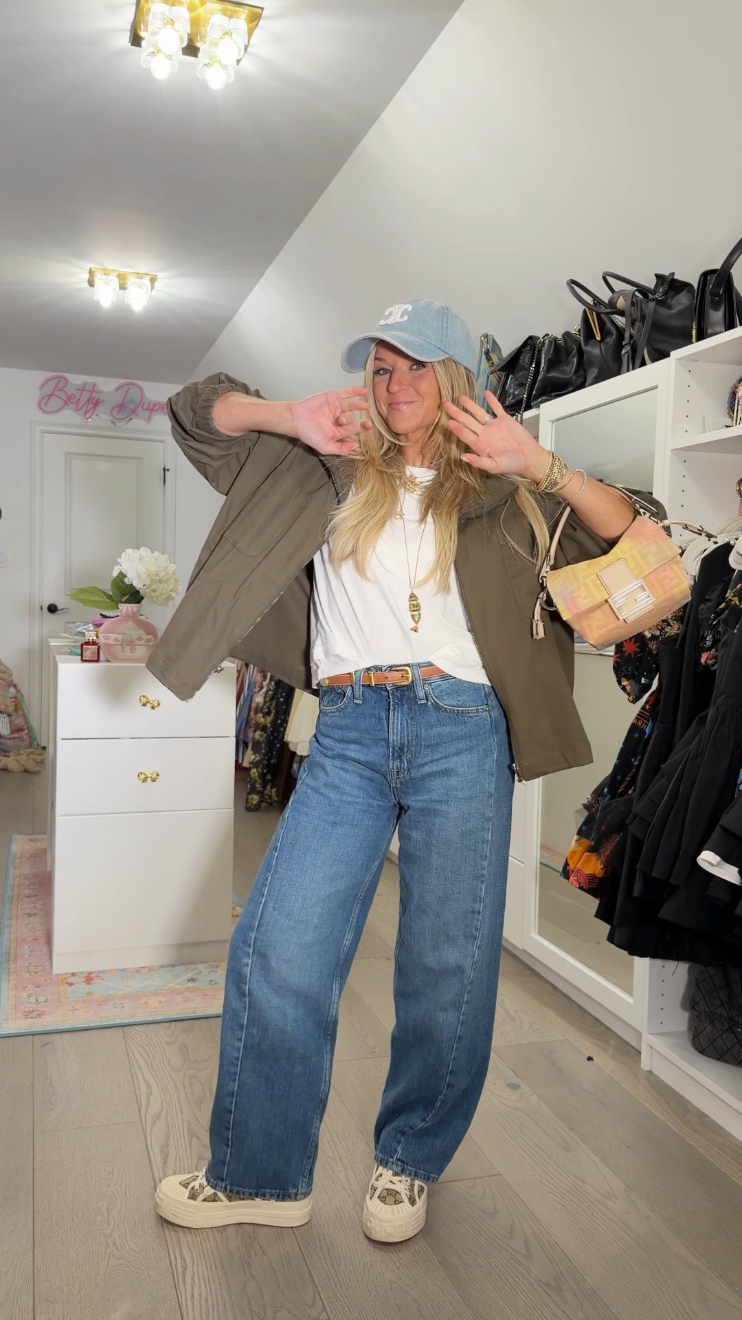 School pick-up… but intentional.

I don’t believe in “throw something on” dressing.
Even casual can have proportion, balance, and shape.

High-rise wide leg + slightly cropped tee = effortless but elevated.

If you’ve been stuck in leggings every day, this is your sign to switch it up.

Comment “JEANS” and I’ll send the details. 
@Zara 

#LTKootd #LTKmomlife #LTKgrwm