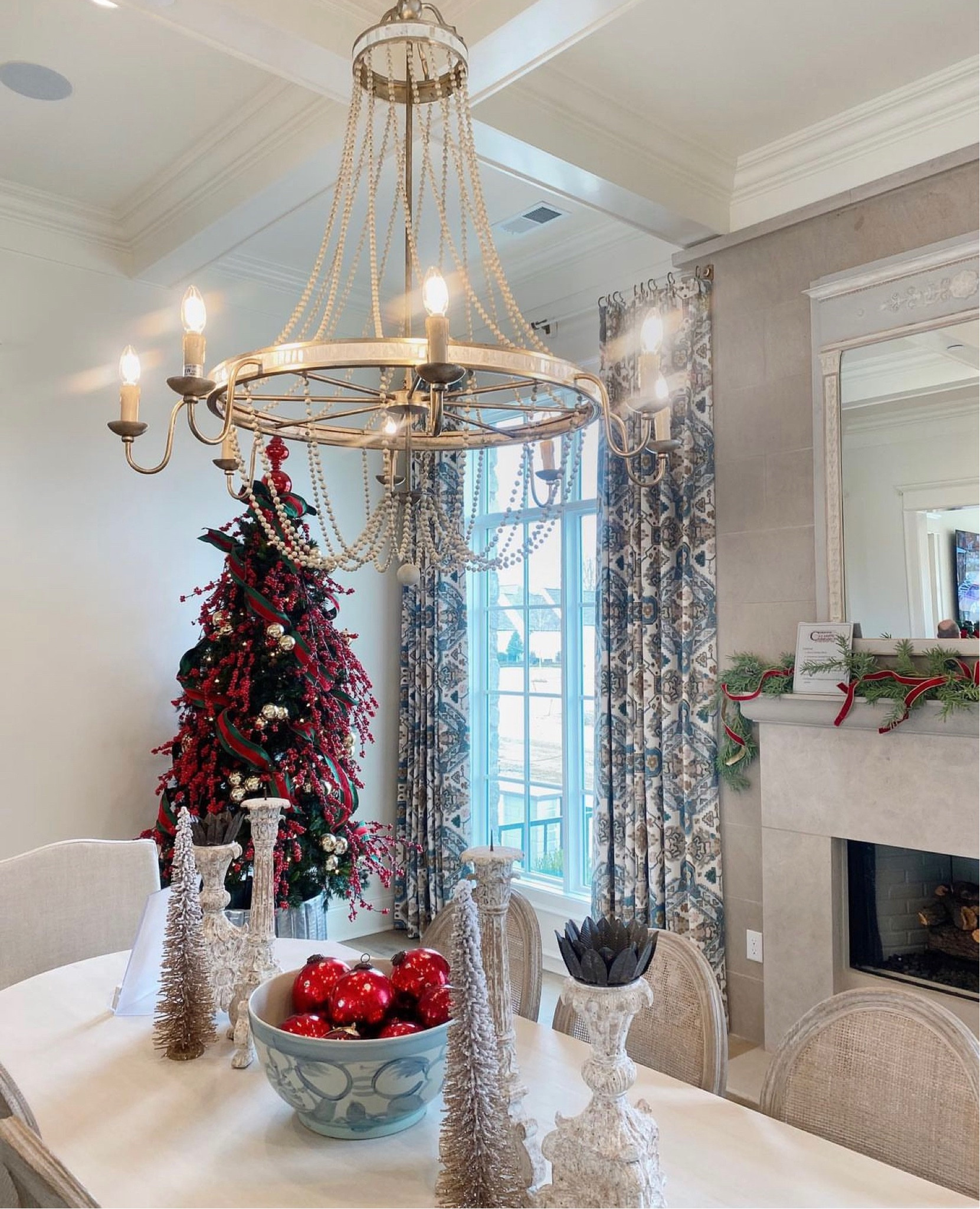 Christmas decor
Chandelier, Christmas decor, dining room, Christmas tree, decor, home decor, accessories, Christmas accessories

#LTKhome #LTKSeasonal #LTKHoliday