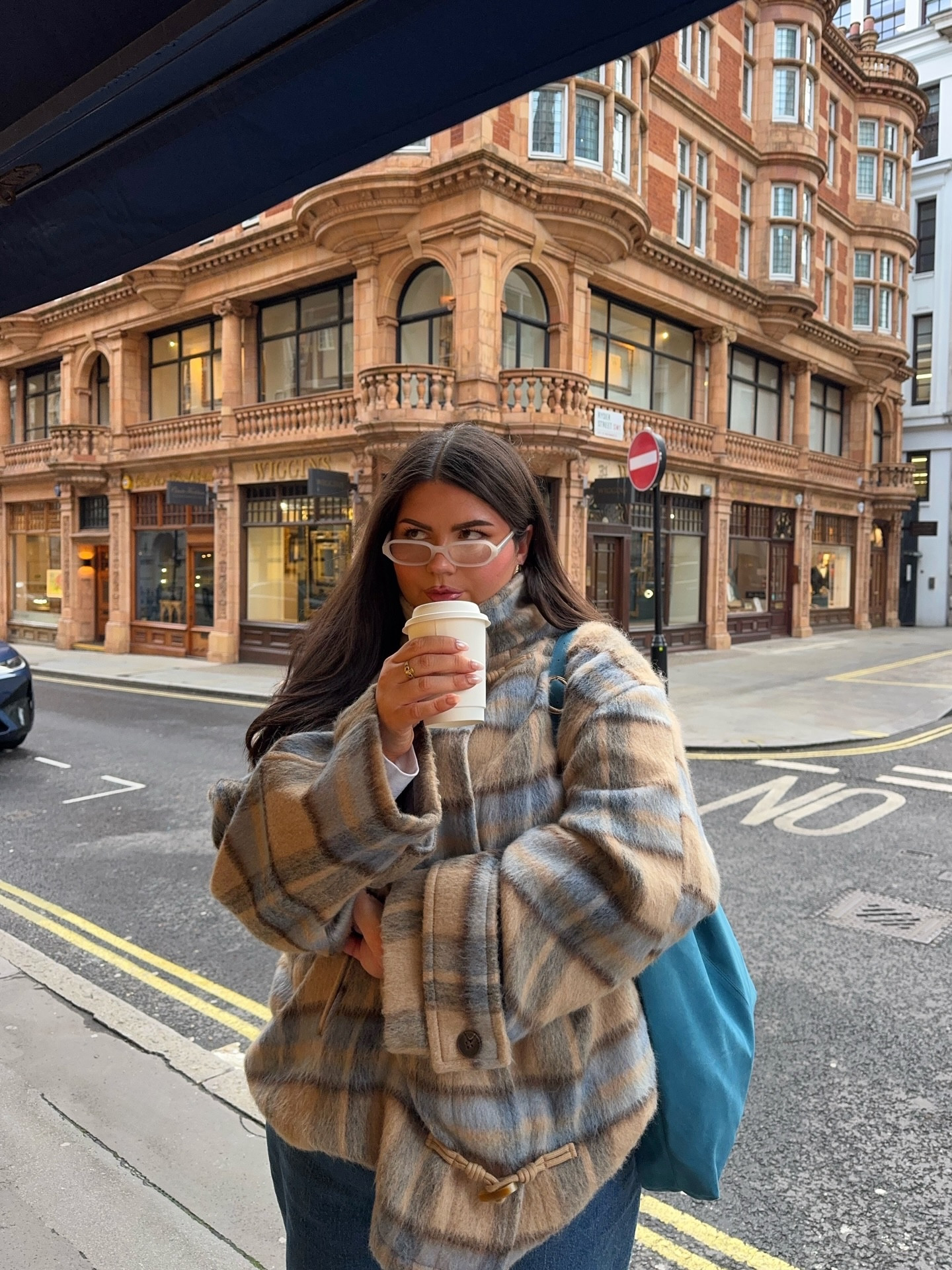 Hiii February!! 🦋🧈🩵🍨
-
-
#curvy #plussizefashion #midsizefashion #winterstyle #londonstyle